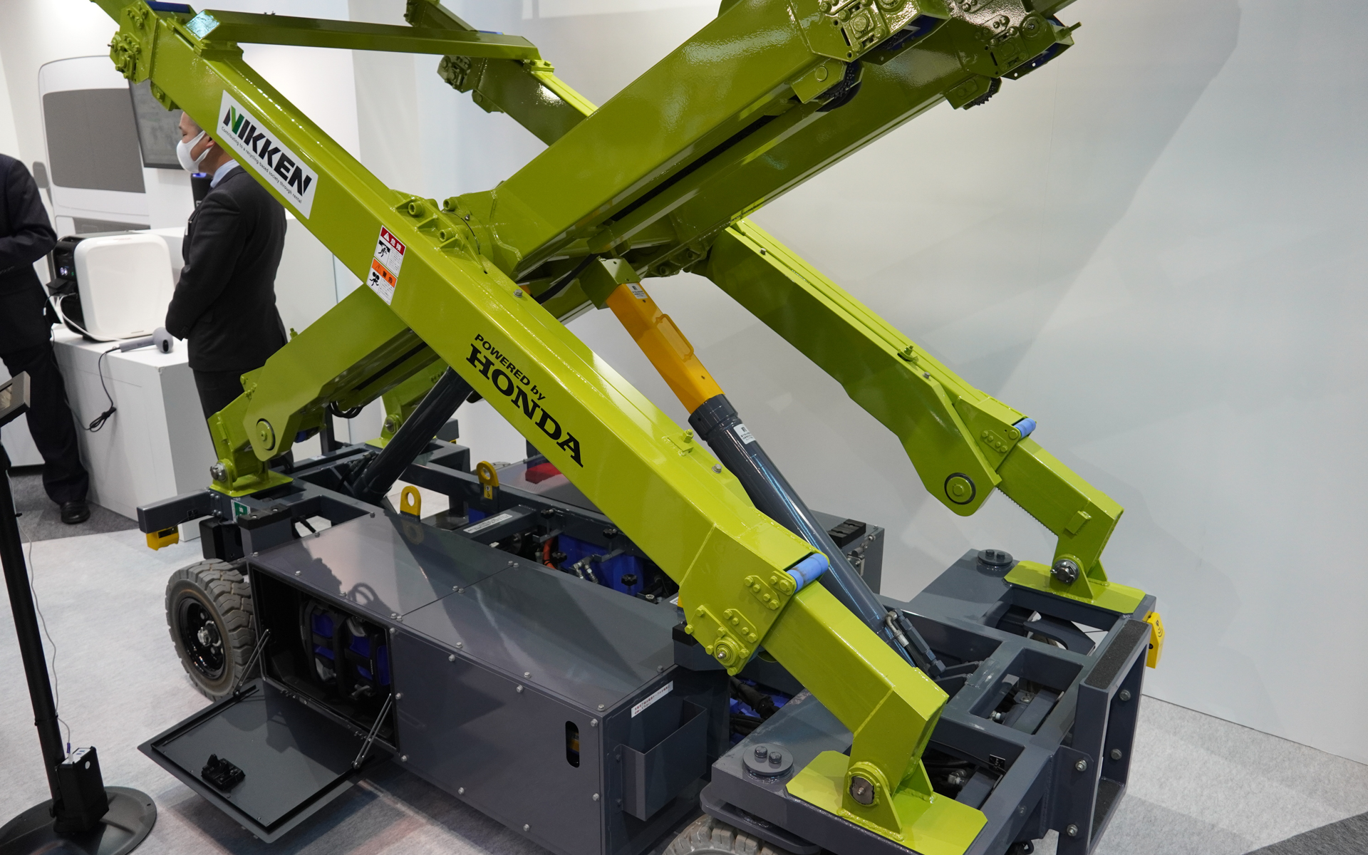 NIKKENの高所作業用のリフト