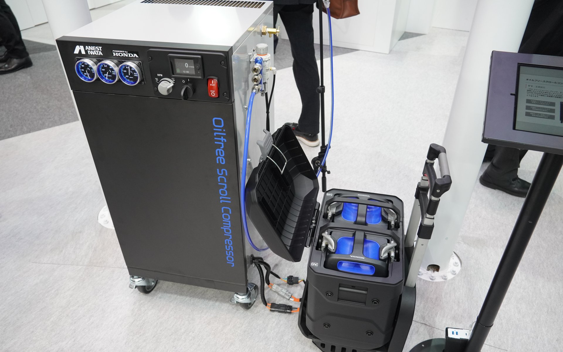 コンプレッサーも電動化し騒音にシビアな現場でも使える