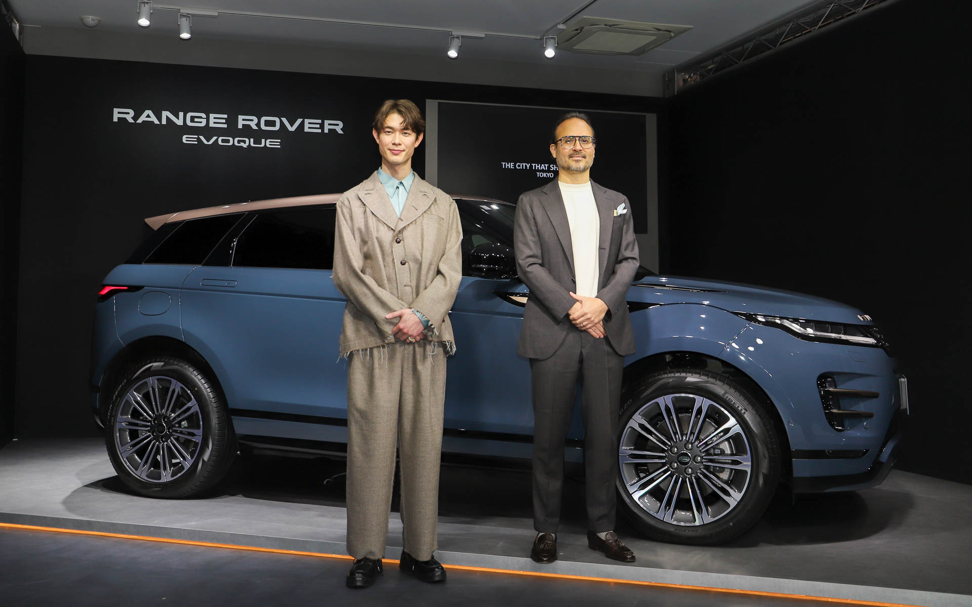 「レンジローバー イヴォーク」とキャンペーンアンバサダーの宮沢氷魚さん（左）、ジャガー・ランドローバー・ジャパン株式会社 代表取締役社長 マグナス・ハンソン氏（右）