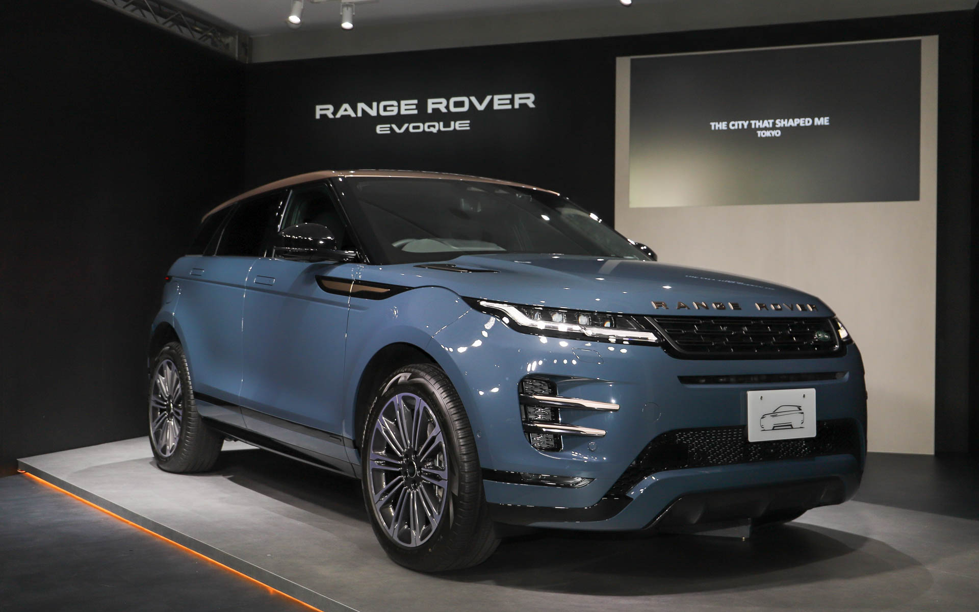 展示されたレンジローバー イヴォークは、直列3気筒 1.5リッターINGENIUMターボチャージドガソリンエンジン＋80kWの電動モーターを搭載するPHEVモデル。システム最高出力227kW（309PS）、システム最大トルク540Nmを発生する。トライベッカブルーのボディカラーに、コリンシアンブロンズのルーフが映える