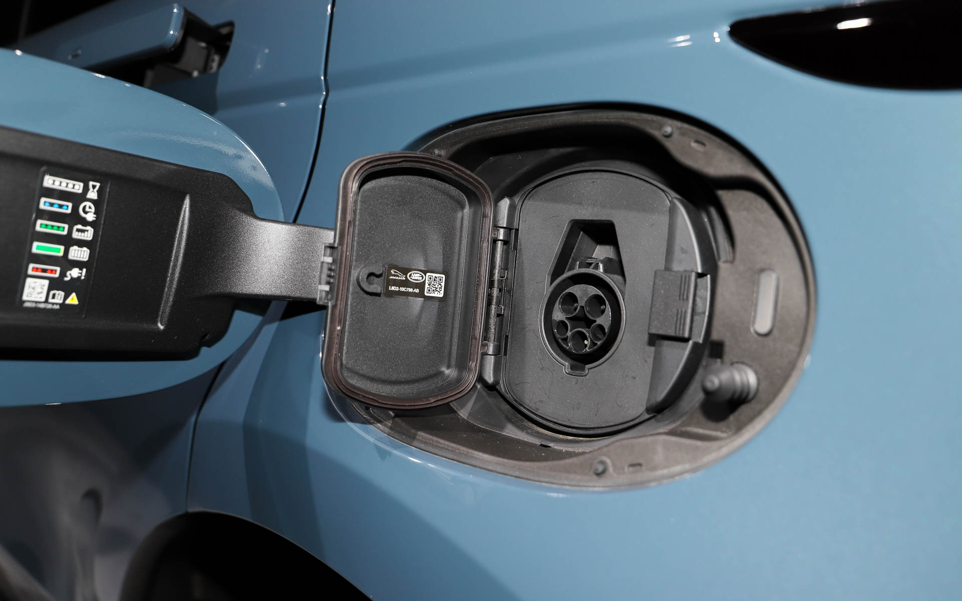 展示されたレンジローバー イヴォークは、直列3気筒 1.5リッターINGENIUMターボチャージドガソリンエンジン＋80kWの電動モーターを搭載するPHEVモデル。システム最高出力227kW（309PS）、システム最大トルク540Nmを発生する。トライベッカブルーのボディカラーに、コリンシアンブロンズのルーフが映える