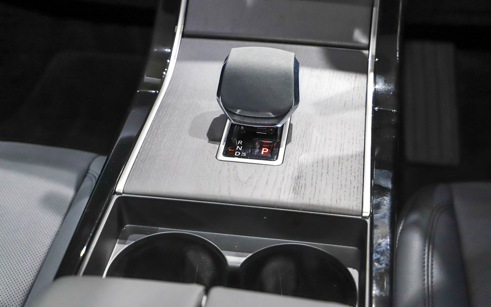 展示されたレンジローバー イヴォークは、直列3気筒 1.5リッターINGENIUMターボチャージドガソリンエンジン＋80kWの電動モーターを搭載するPHEVモデル。システム最高出力227kW（309PS）、システム最大トルク540Nmを発生する。トライベッカブルーのボディカラーに、コリンシアンブロンズのルーフが映える