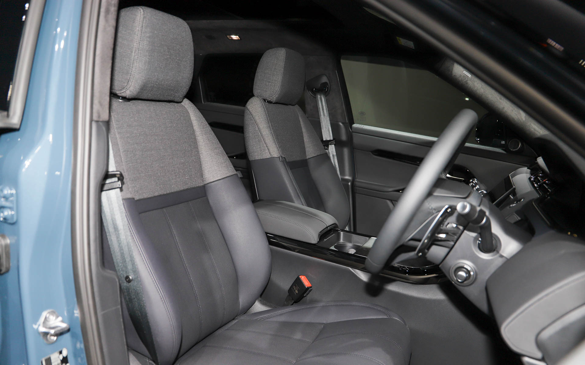 展示されたレンジローバー イヴォークは、直列3気筒 1.5リッターINGENIUMターボチャージドガソリンエンジン＋80kWの電動モーターを搭載するPHEVモデル。システム最高出力227kW（309PS）、システム最大トルク540Nmを発生する。トライベッカブルーのボディカラーに、コリンシアンブロンズのルーフが映える