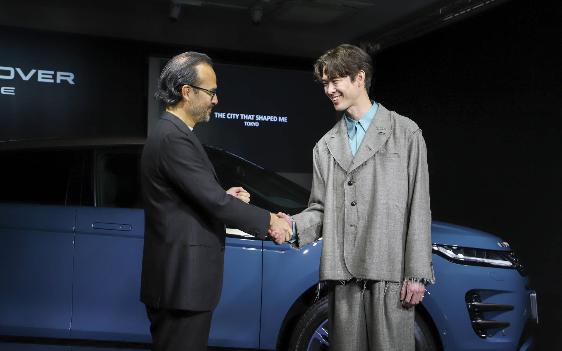 握手をするマグナス・ハンソン氏と宮沢氷魚さん