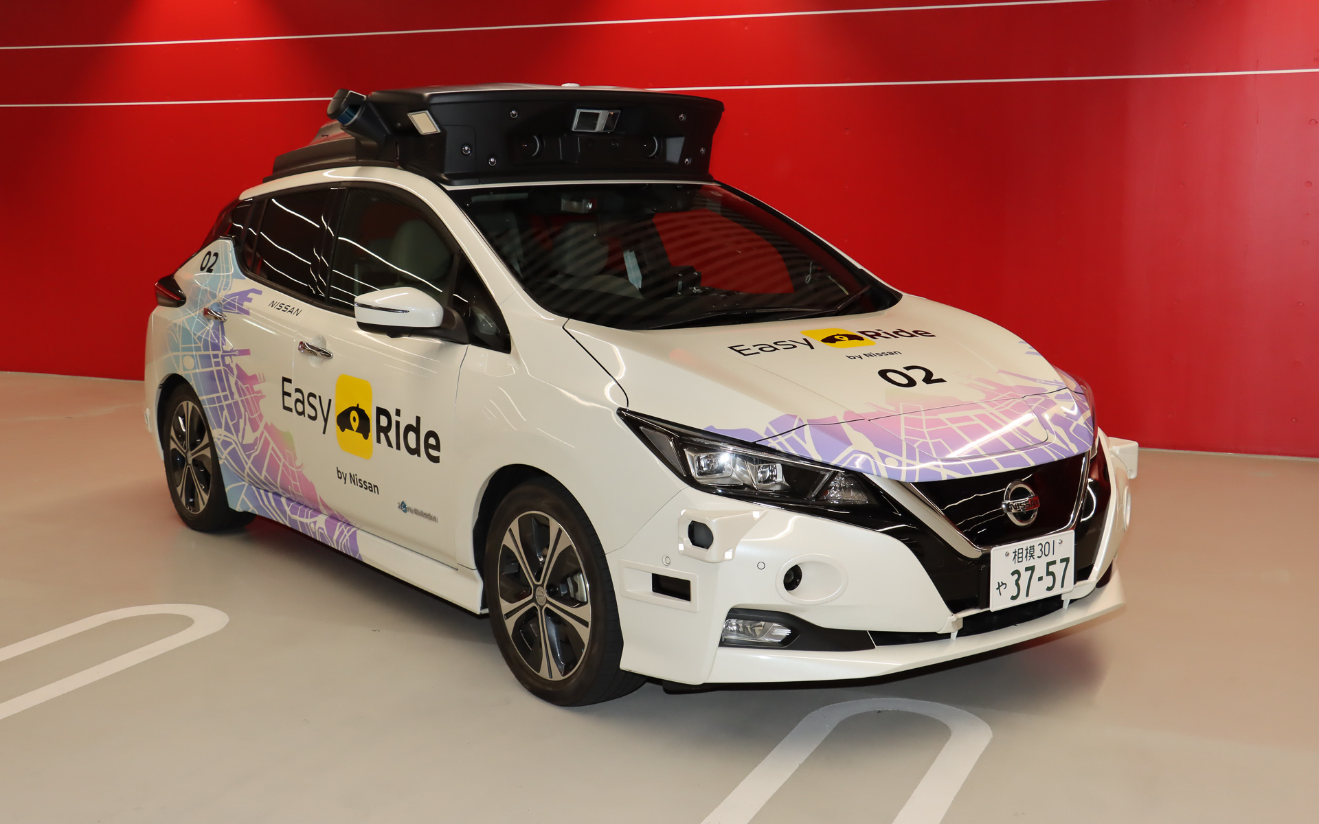 自動運転技術の開発車両。ルーフ上のセンサーセットは各センサーがしっかりと働ける角度を吟味しつつ、空力特性にも影響を与えにくい形状に仕立てあげられている