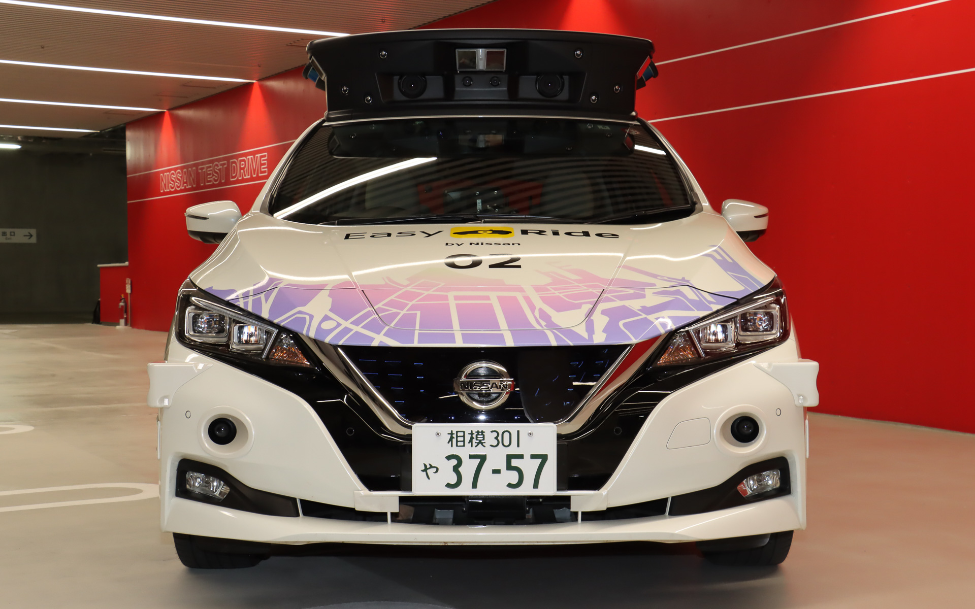 自動運転技術の開発車両。ルーフ上のセンサーセットは各センサーがしっかりと働ける角度を吟味しつつ、空力特性にも影響を与えにくい形状に仕立てあげられている