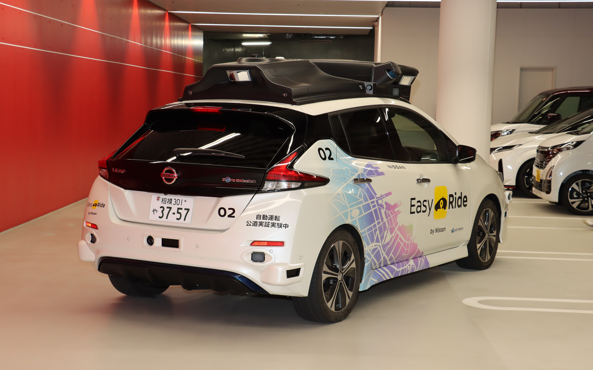 自動運転技術の開発車両。ルーフ上のセンサーセットは各センサーがしっかりと働ける角度を吟味しつつ、空力特性にも影響を与えにくい形状に仕立てあげられている