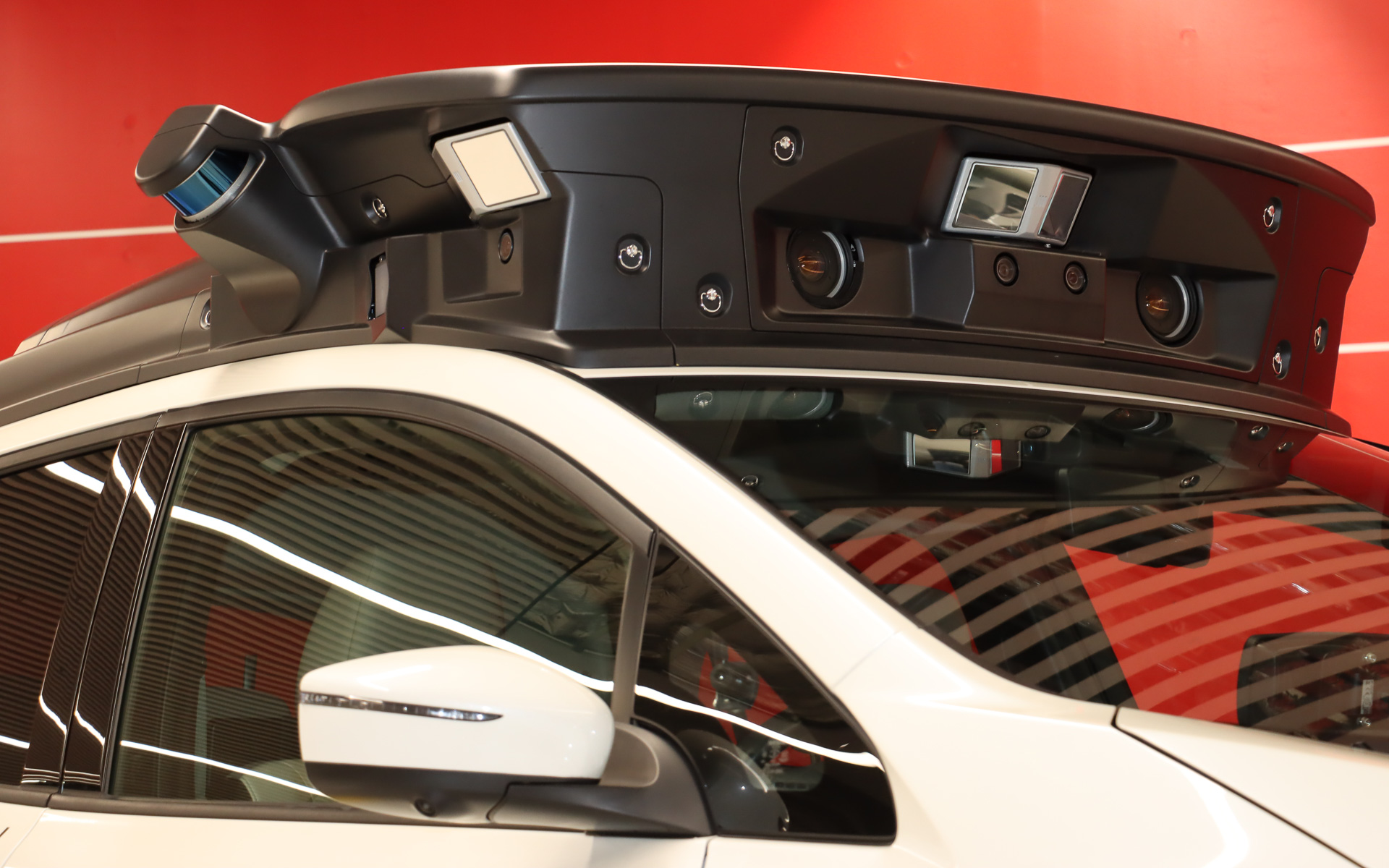 ルーフ上のセンサーセットに加え、前後のバンパーにもセンサー類を追加。また、純正装着する「インテリジェント アラウンドビューモニター」などの情報も自動運転に利用しているとのこと