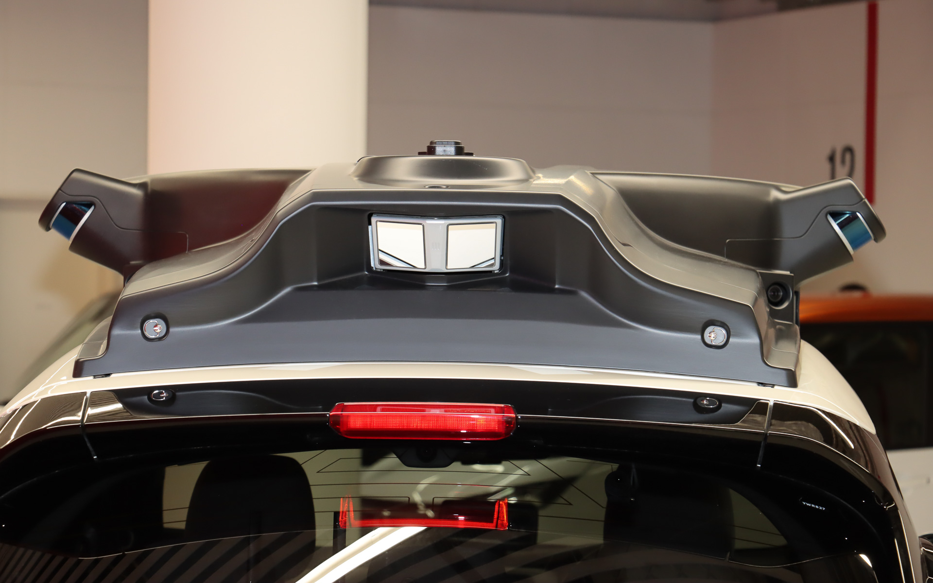 ルーフ上のセンサーセットに加え、前後のバンパーにもセンサー類を追加。また、純正装着する「インテリジェント アラウンドビューモニター」などの情報も自動運転に利用しているとのこと