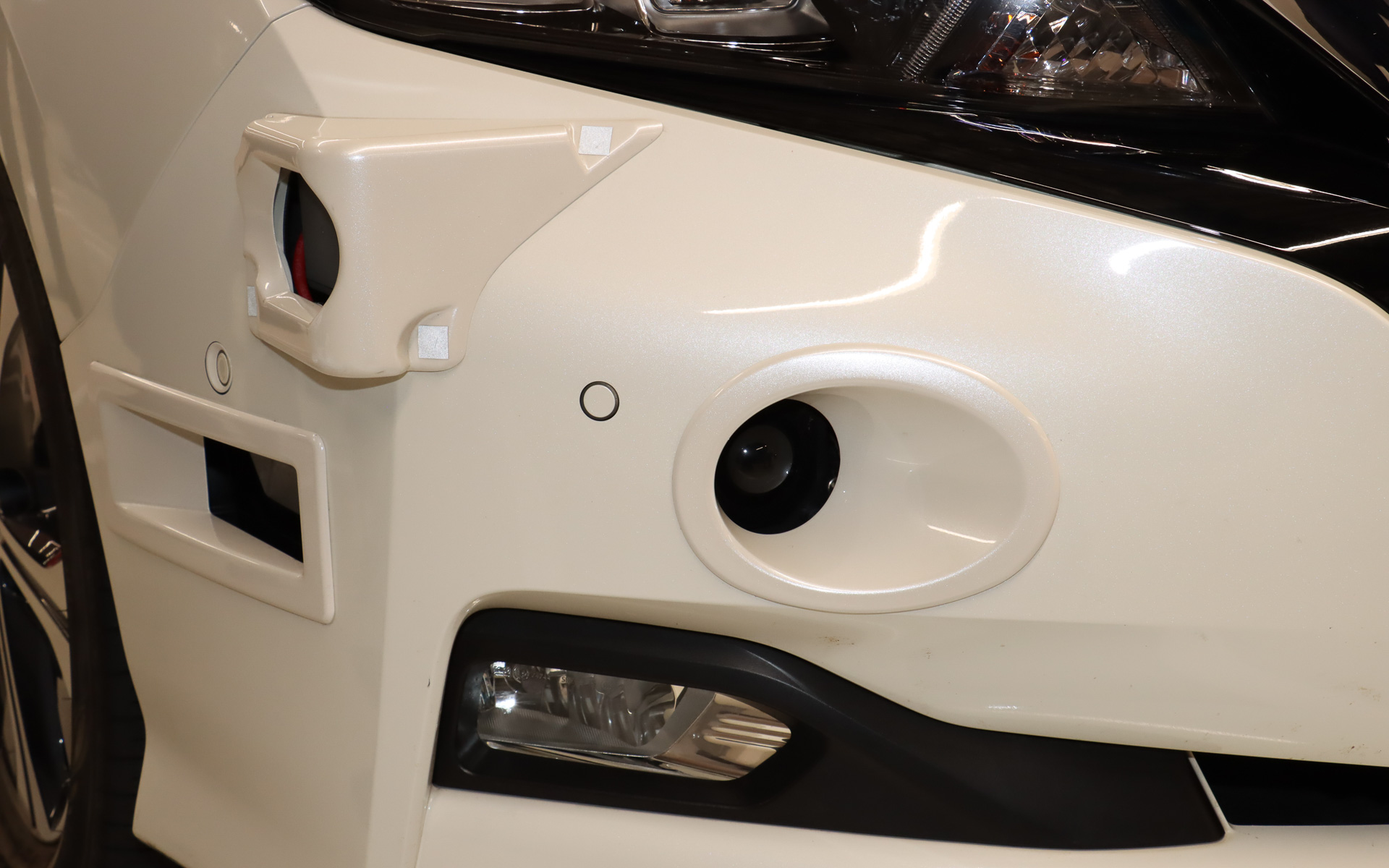 ルーフ上のセンサーセットに加え、前後のバンパーにもセンサー類を追加。また、純正装着する「インテリジェント アラウンドビューモニター」などの情報も自動運転に利用しているとのこと