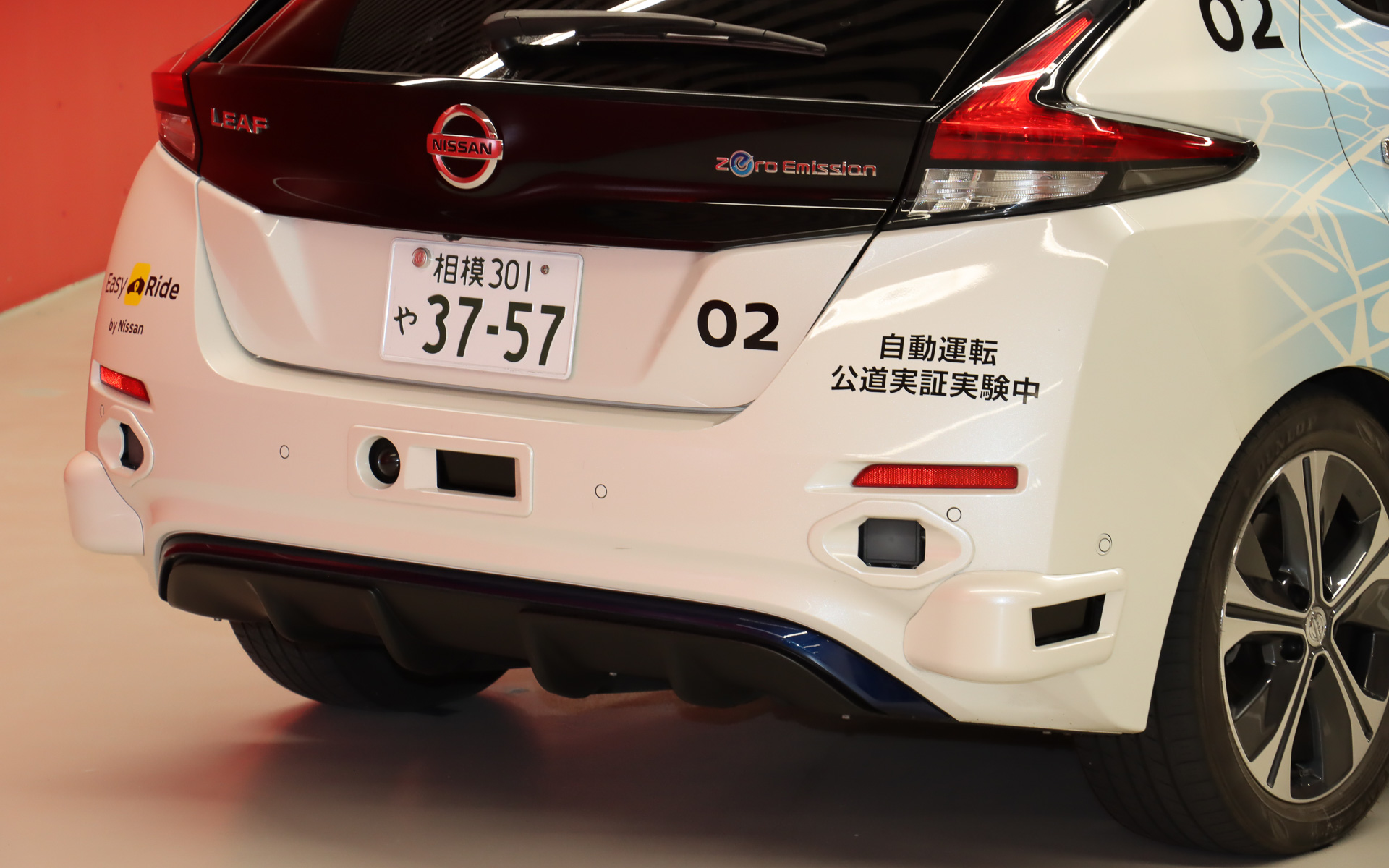 ルーフ上のセンサーセットに加え、前後のバンパーにもセンサー類を追加。また、純正装着する「インテリジェント アラウンドビューモニター」などの情報も自動運転に利用しているとのこと