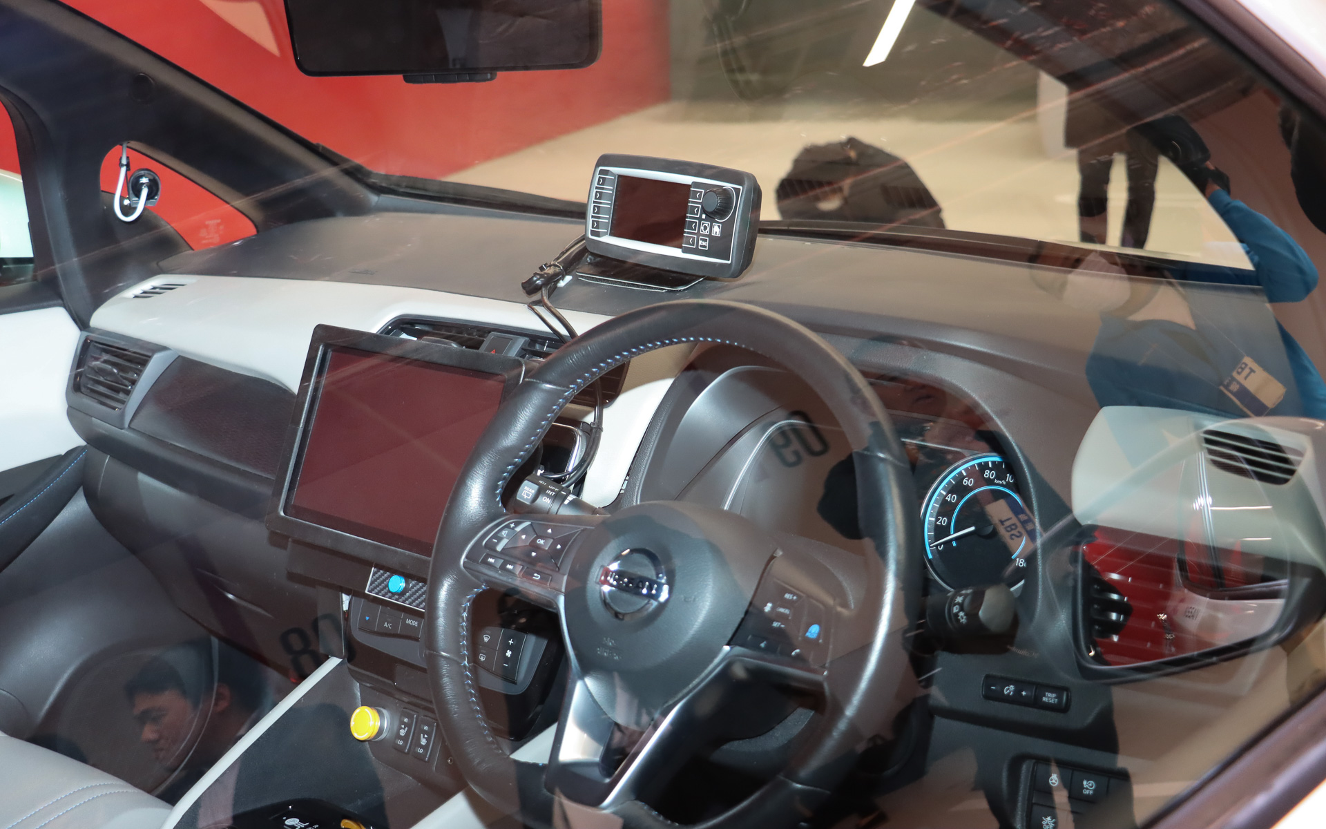 車内にもカメラやモニターなどが追加されている