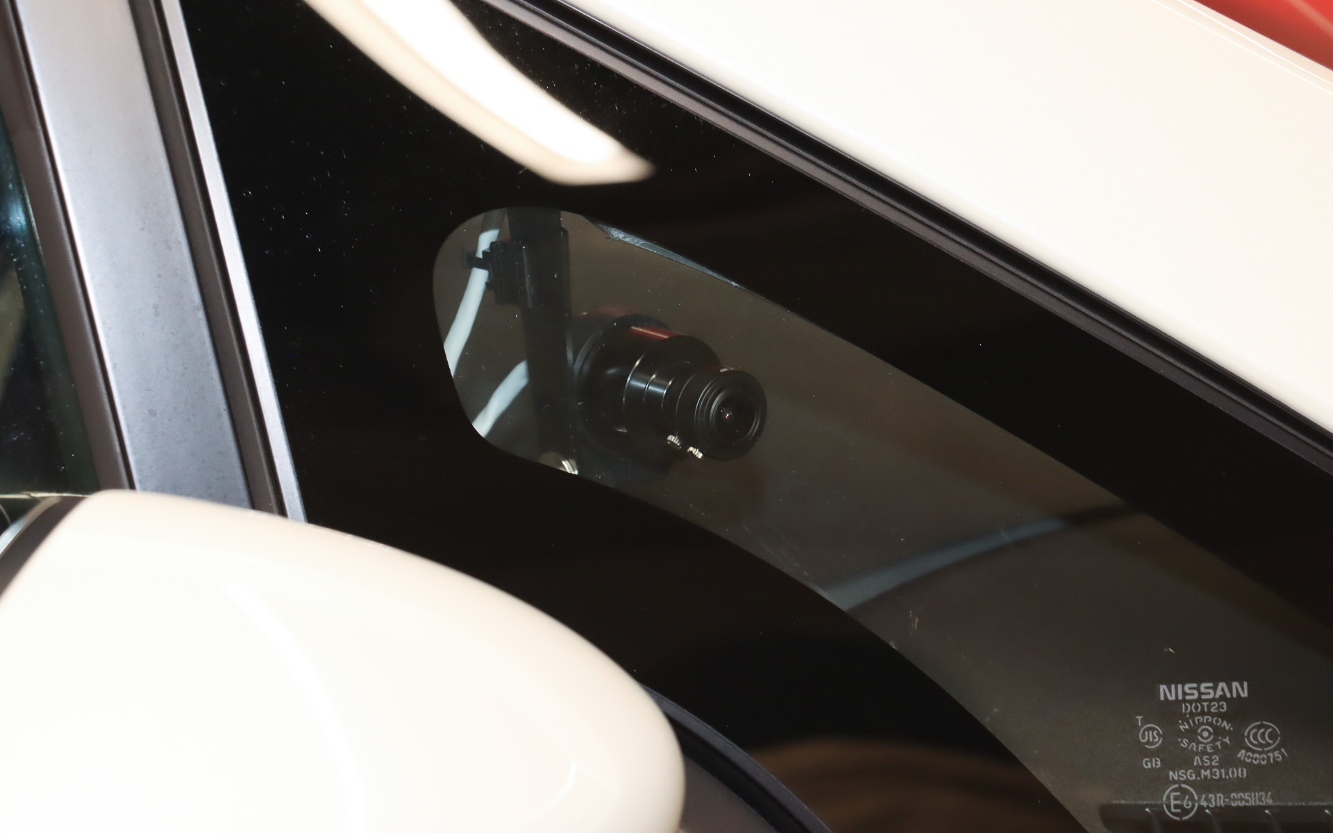 車内にもカメラやモニターなどが追加されている