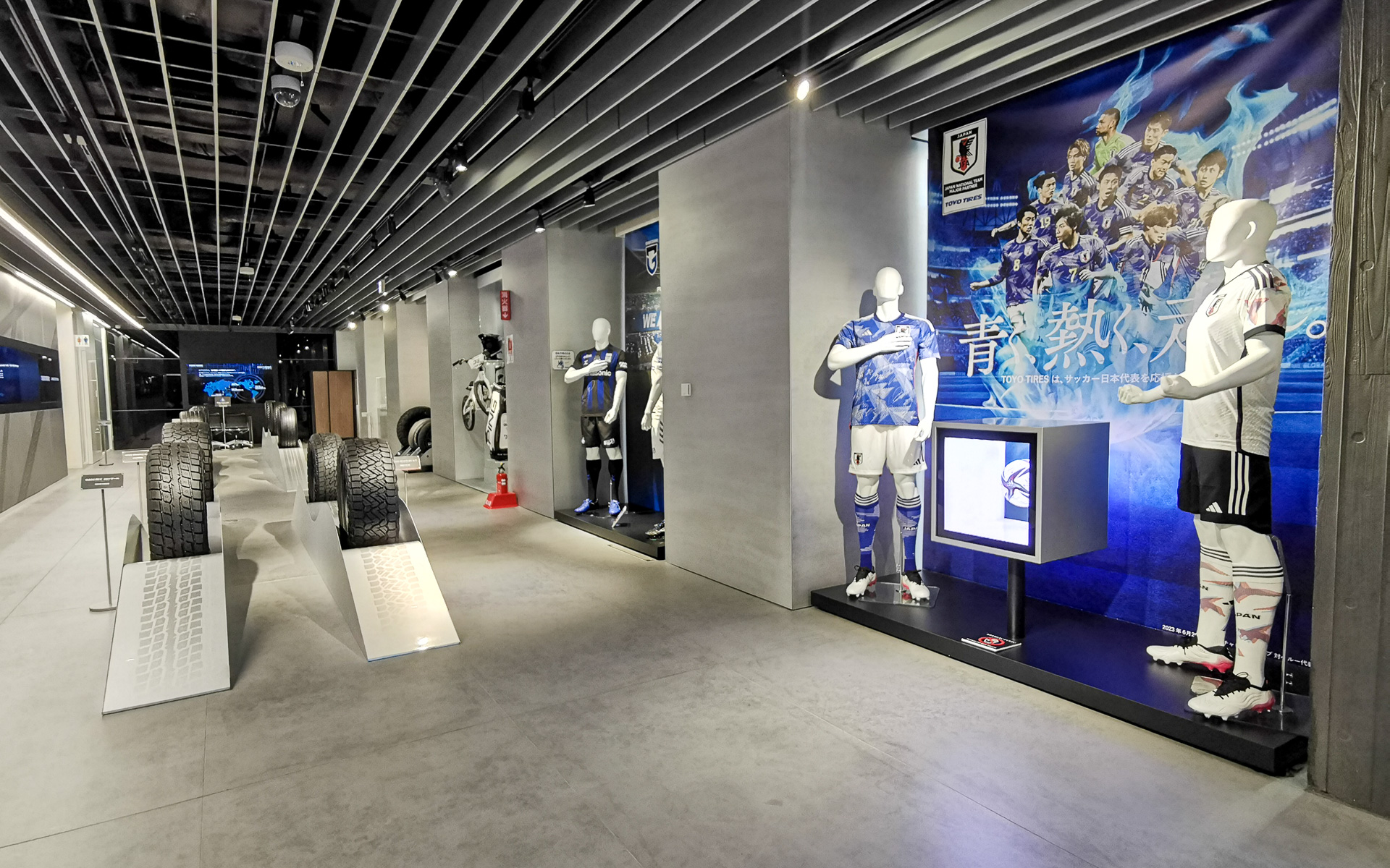 トーヨータイヤはサッカーなどのスポーツの支援も行なっていて、本社の1階にあるギャラリーにもユニフォームなどが展示されている