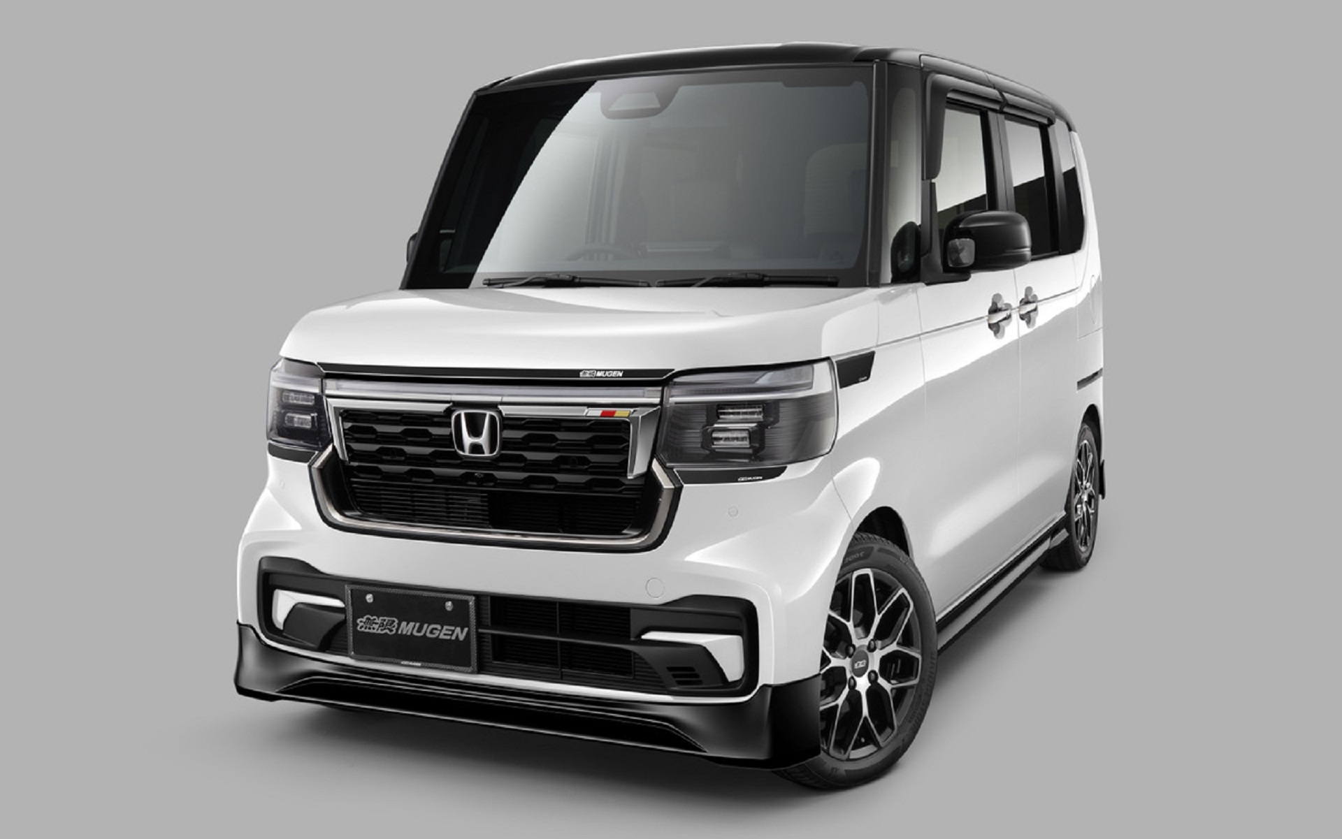 無限のパーツを装着した新型「N-BOXカスタム」