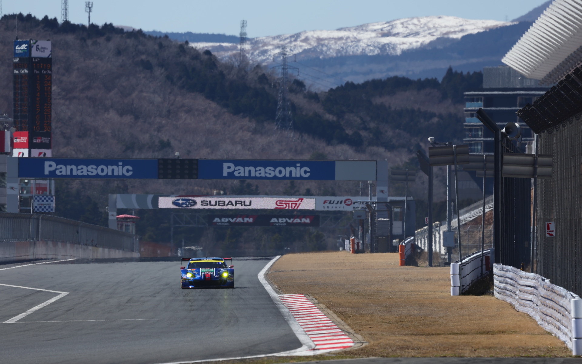占有された富士スピードウェイのコースでたった1台走行するSUBARU BRZ GT300