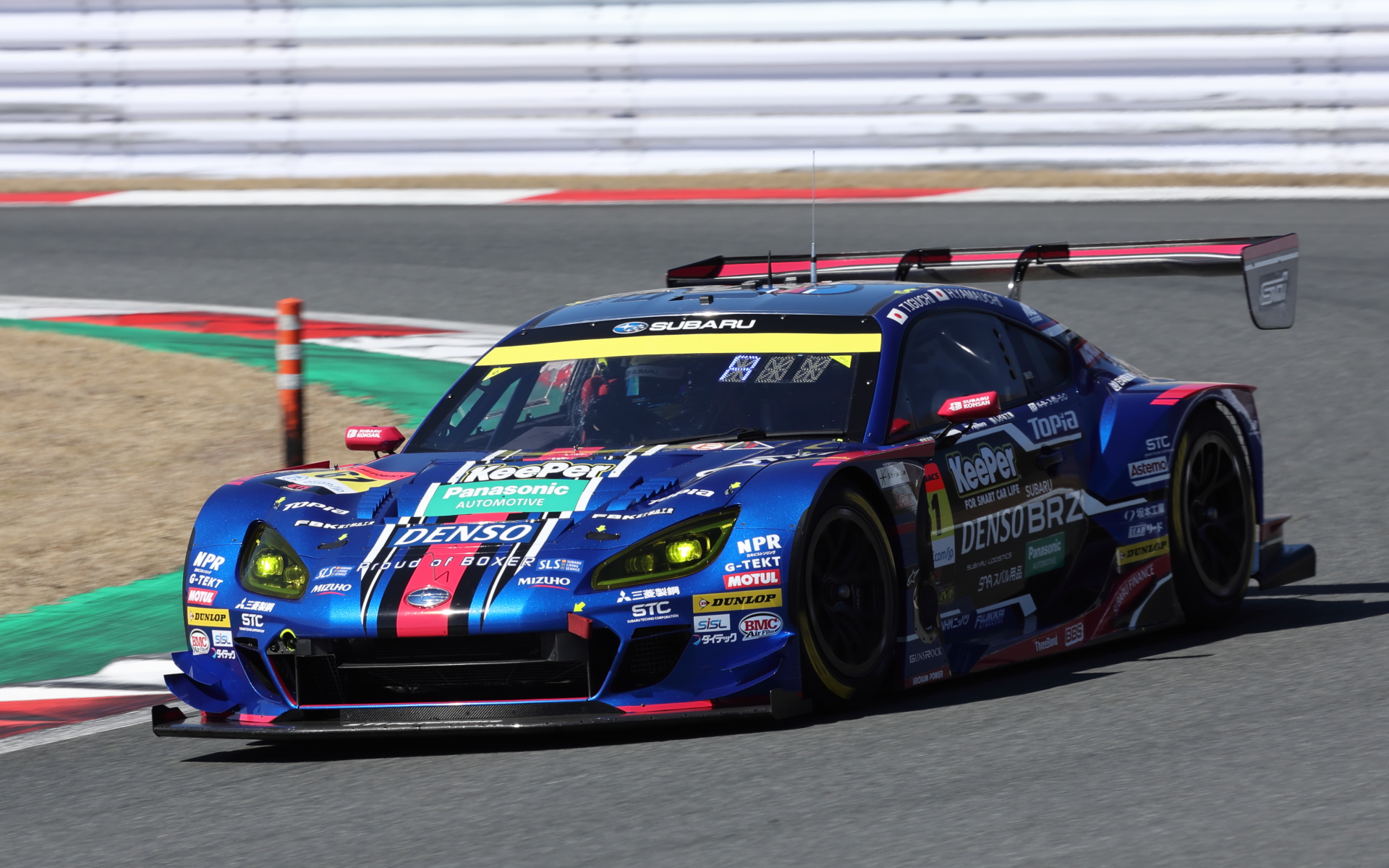 占有された富士スピードウェイのコースでたった1台走行するSUBARU BRZ GT300