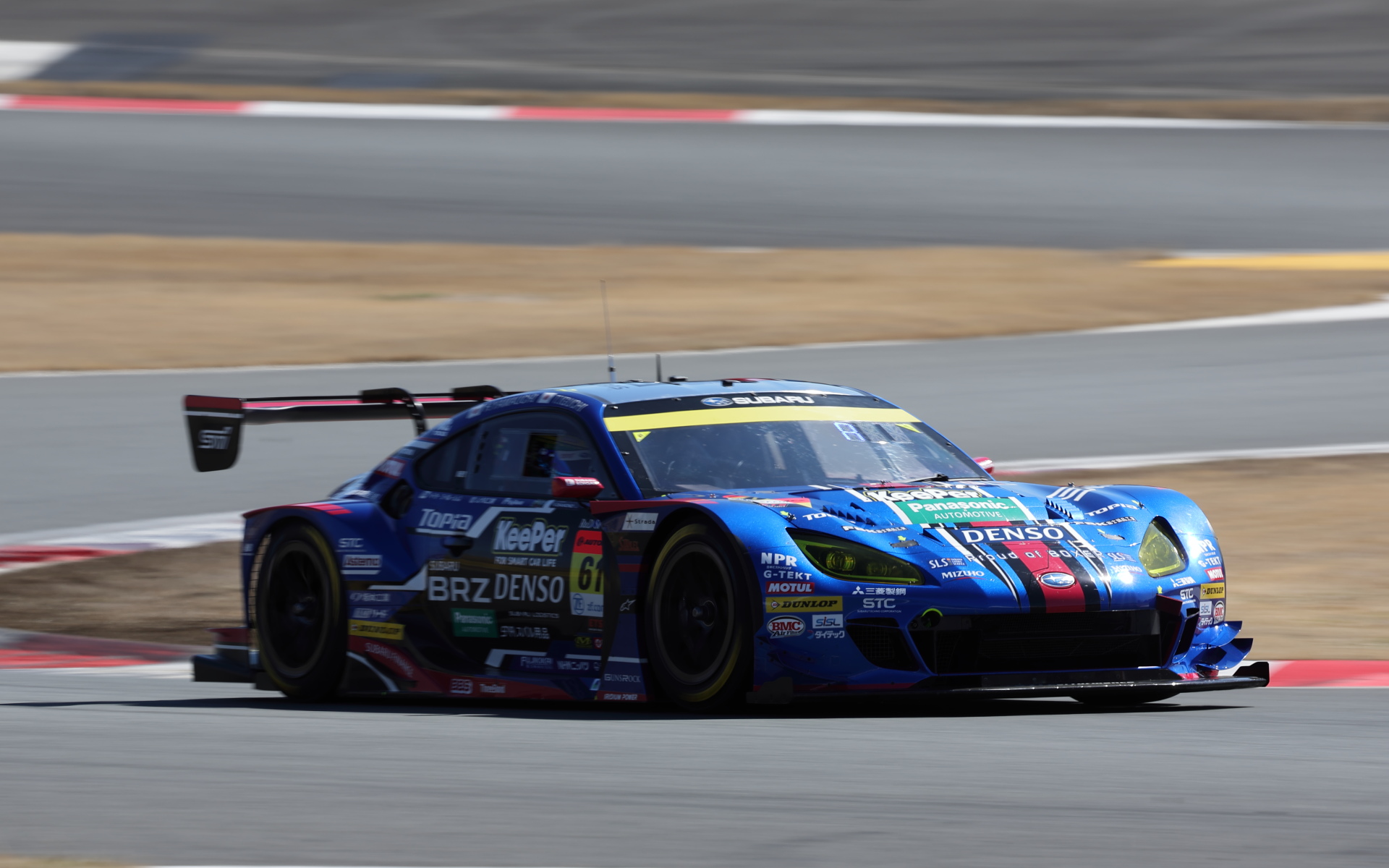 占有された富士スピードウェイのコースでたった1台走行するSUBARU BRZ GT300