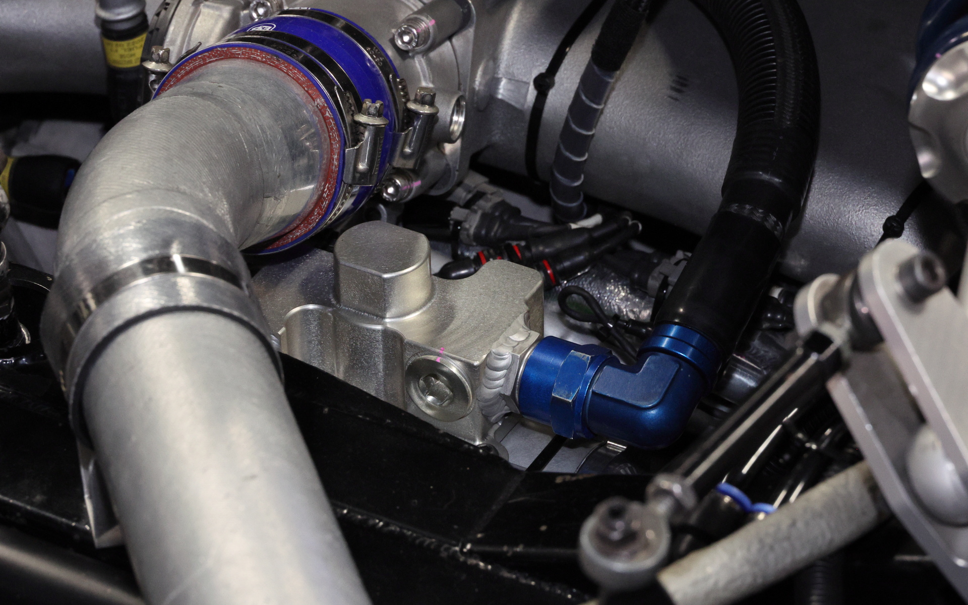 中央に見えるのがエンジンオイルの油温を制御するサーモスタット