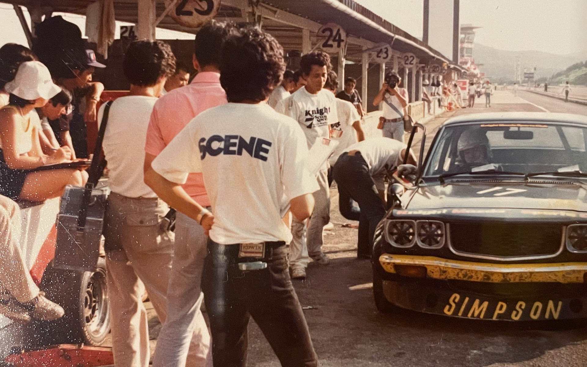 ピットイン。交代してくれると思ったらタイヤ交換だけでもう1スティント行けと言われて、ガッカリしたようなうれしかったような。とにかく暑くてたまらない