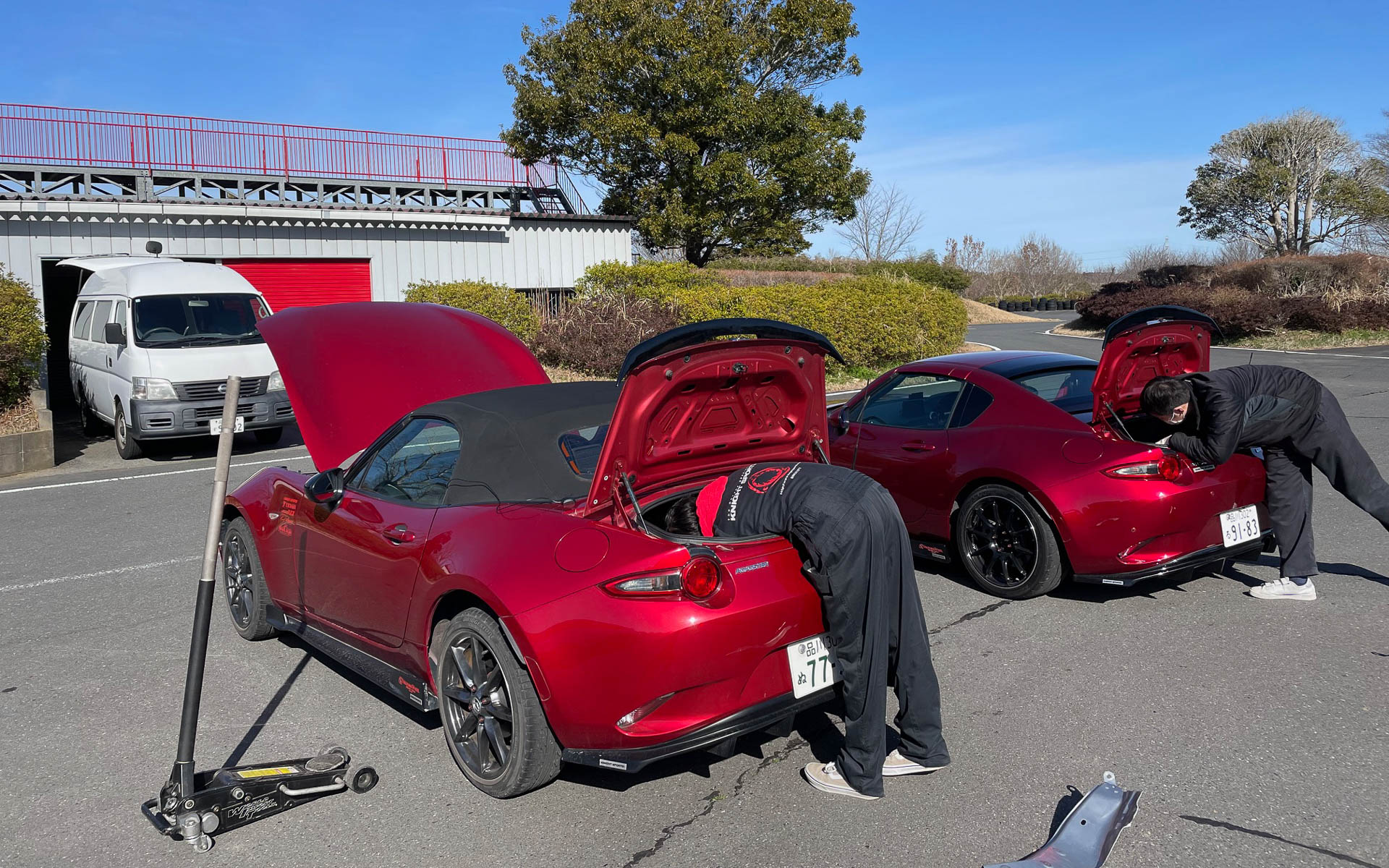 日本自動車大学校（NATS）にて。走行準備で荷物を下ろしている。天気がよくて幸い