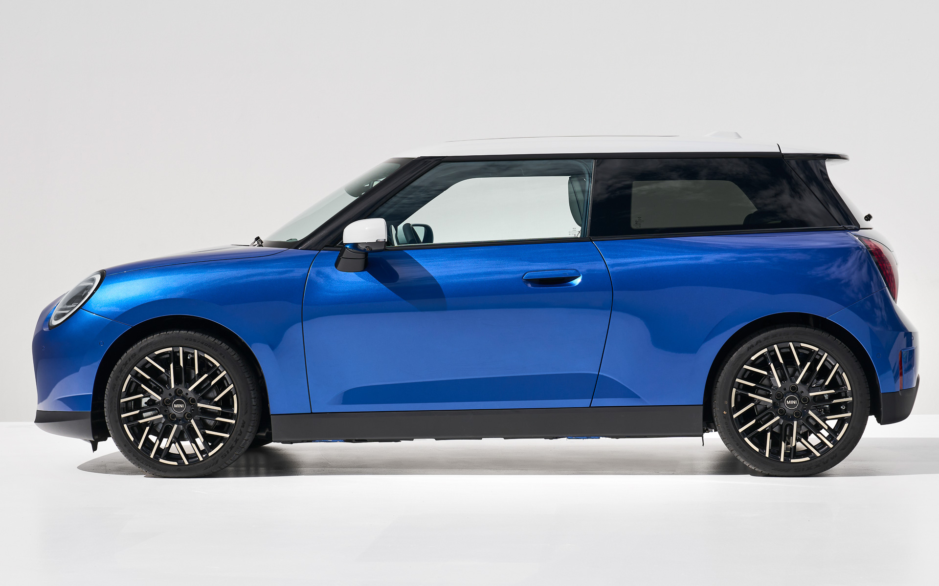 バッテリEVモデルのボディサイズは、3860×1755×1460mm（全長×全幅×全高）、ホイールベースは2525mm