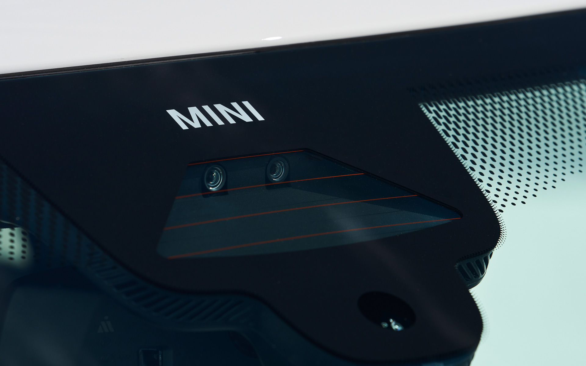 フロントに2眼カメラを搭載