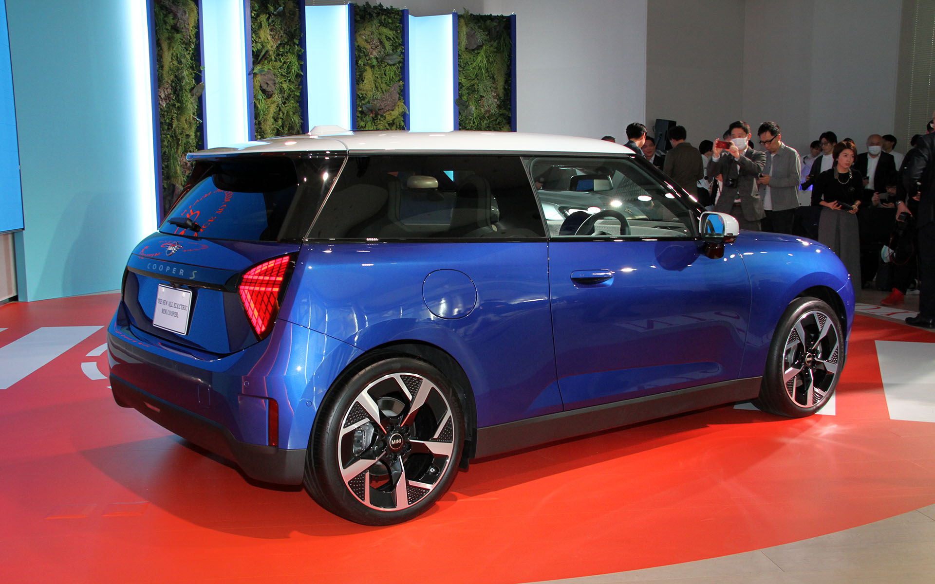 BEVのMINI クーパー SE 3ドアのボディサイズは3860×1755×1460mm（全長×全幅×全高）、ホイールベースは2525mm。ボディの左側に急速充電用、右側に普通充電用のコネクターが差し込める