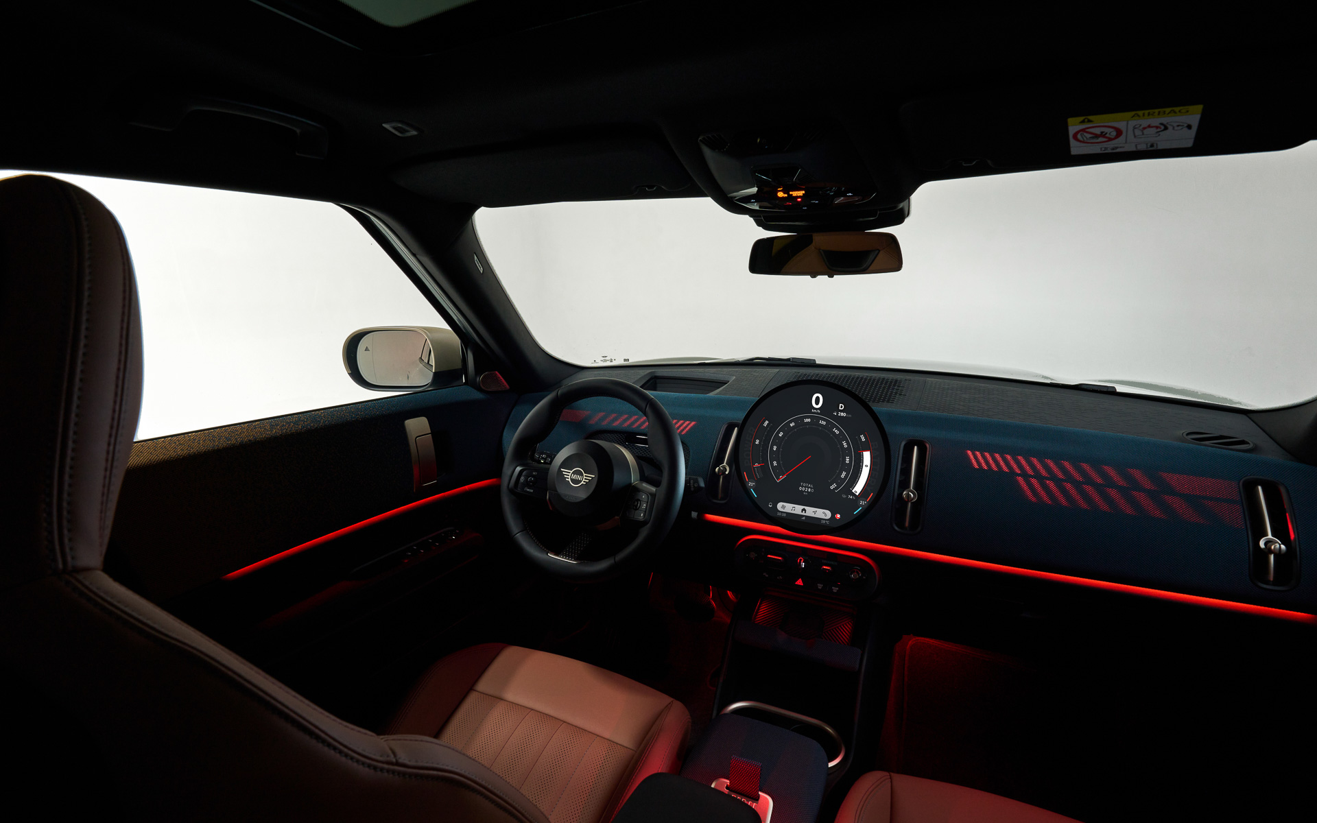 運転席はヘッドアップディスプレイのみで、中央にさまざまな情報を表示する大型円形ディスプレイを備える