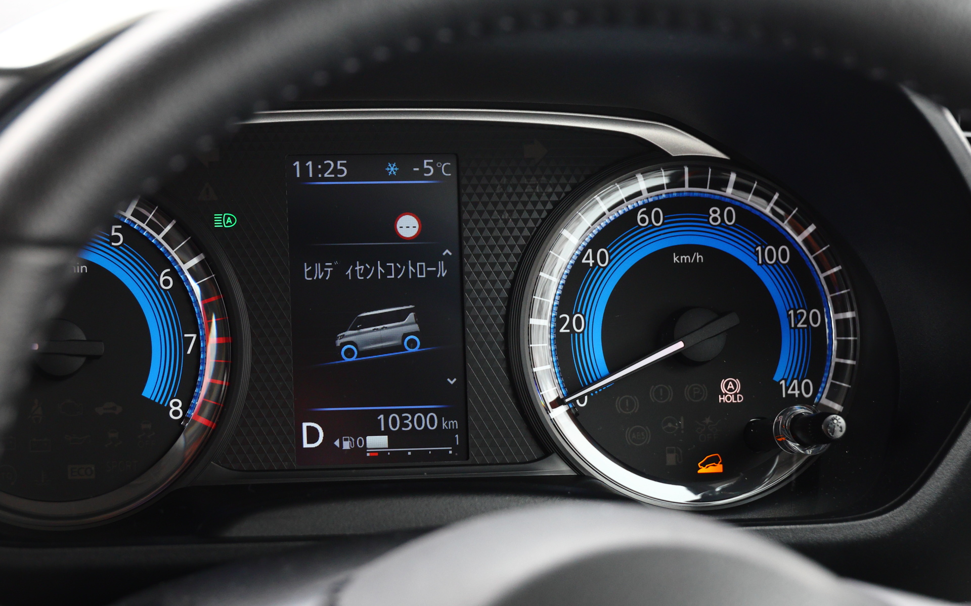 メーター内のタイヤが青く点灯しているときはヒルディセントコントロールが作動している証