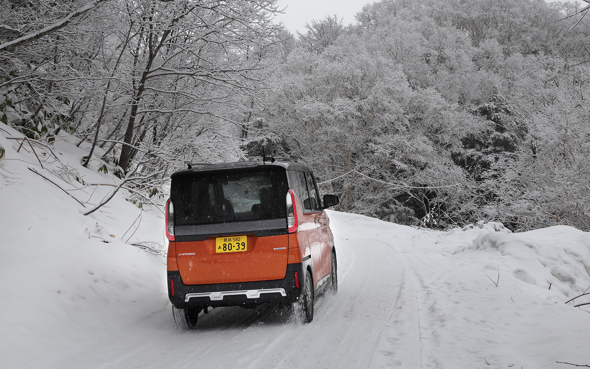 この勾配の雪道は恐らく2WDでは登りきれないだろう