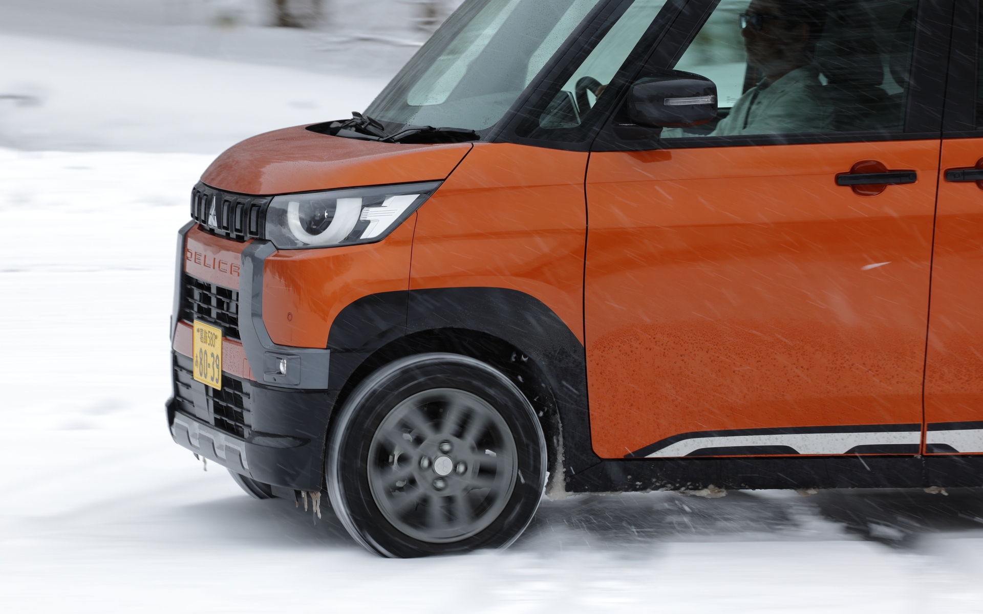 装着タイヤはブリヂストンのスタッドレスタイヤ「ブリザックVRX3」で、雪道でも安定したグリップを発揮してくれた