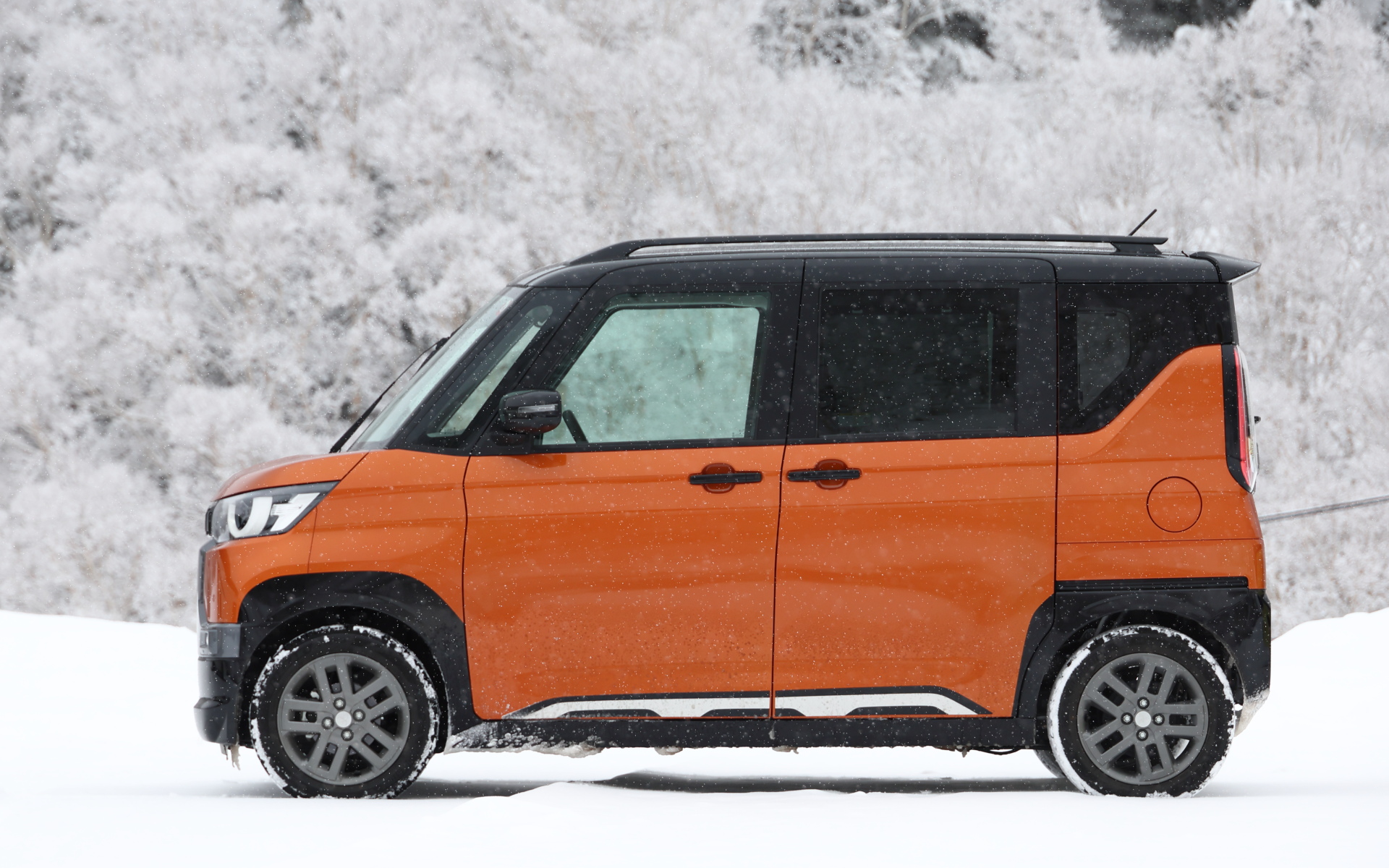 4WDモデルは165/60 R15と大径タイヤを履きつつ、専用開発のショックアブソーバーが奢られる