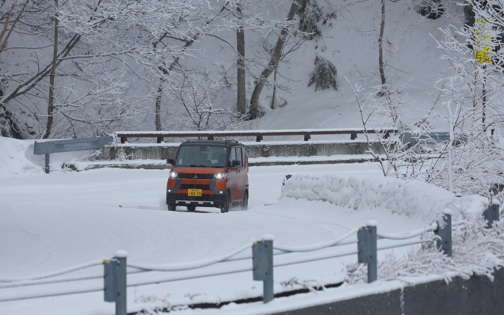 タイトなコーナーが続く雪のワインディングでも4WDのデリカミニなら安心して走ることができる