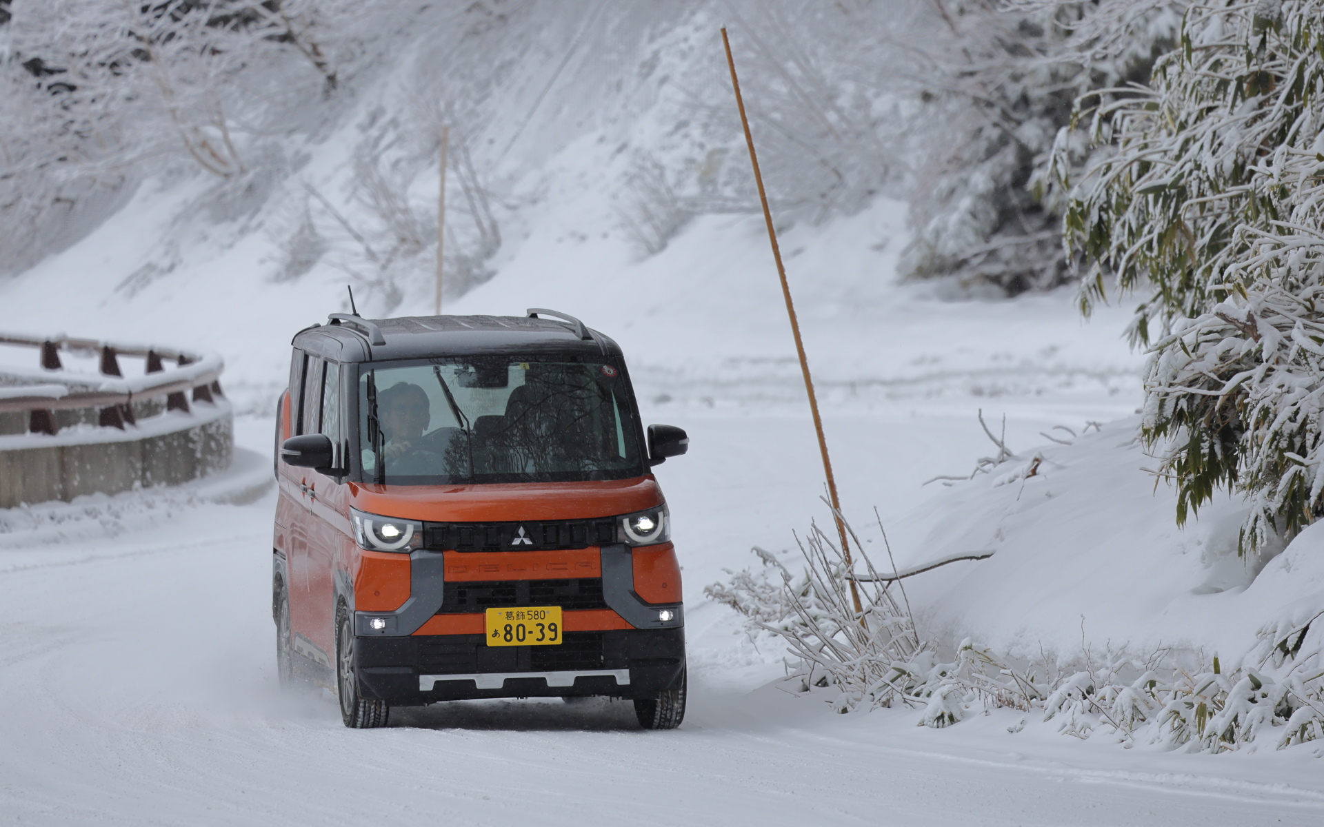 デリカミニの4WDシステムであれば、フロントタイヤのグリップを常にキープしながら、しっかりとリアからの蹴り出しも感じられる