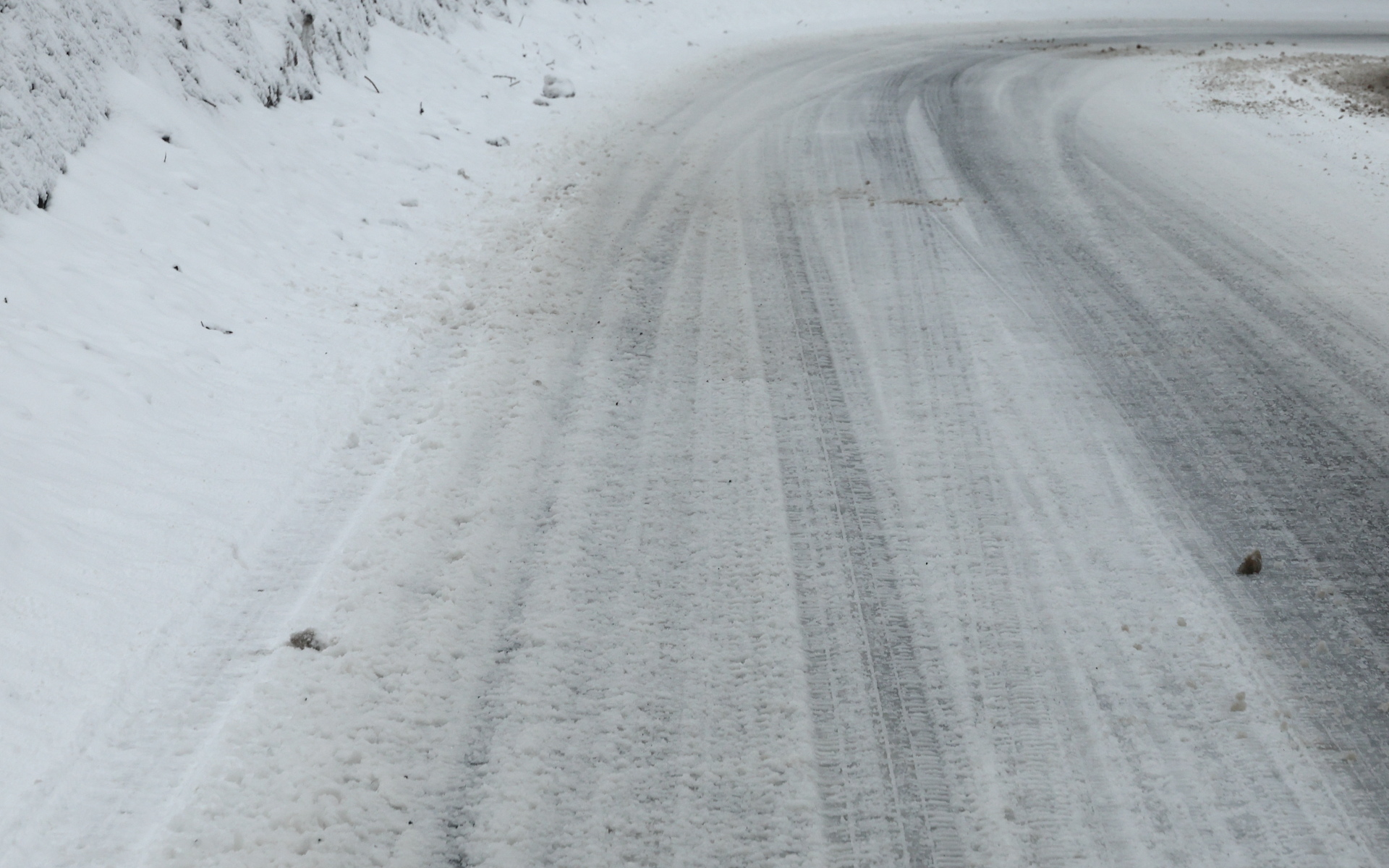 路面は圧雪もあれば、ところによりシャーベット状の場所もあり、深夜には凍結路面もあった