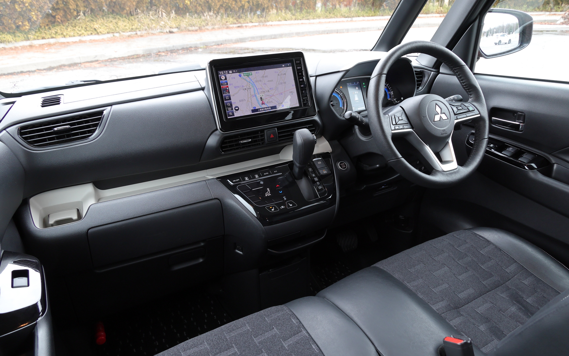 水平基調のインストルメントパネルを採用。ベンチシートなので左右の移動もしやすい