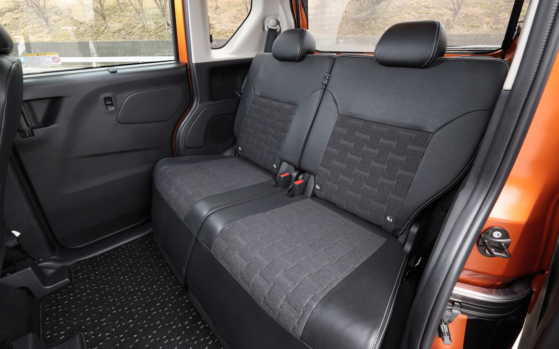 Premium系のシートは合成皮革＆ファブリック＋PVCシートバックの撥水シート生地仕様