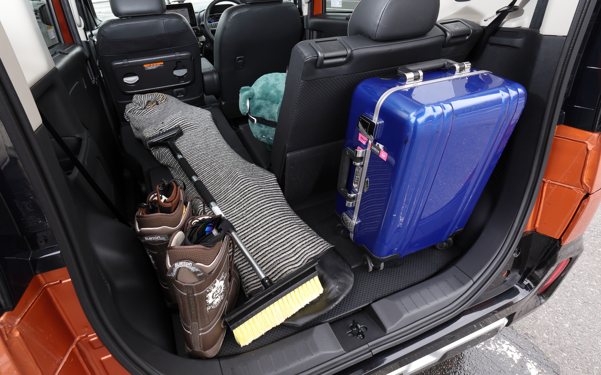 後席は50：50の可倒式。片側を倒せば長い荷物も積めるし、ラゲッジボードは樹脂、後席のシートバックはPVC（塩ビ）と、汚れを拭きやすい素材を採用しているのでアクティブ派にはうれしい限り。「デリ丸。」君もご満悦の様子