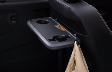 Premium系の助手席背面にはシートバックテーブルが備わっている