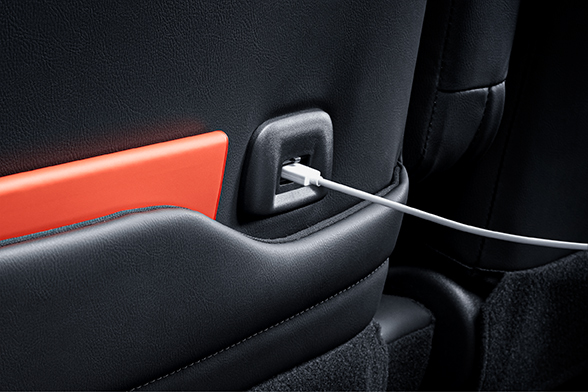 助手席の背面には急速充電が可能な2.4AのUSBポートを完備。急速充電というのがありがたい