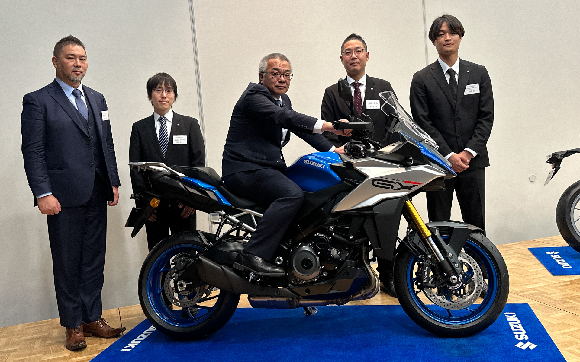 新型GSX-S1000GXの開発を担当した、左から、スズキ株式会社 二輪事業本部の小川和孝氏、柳田祥之氏、野尻哲治氏、宮川敬太郎氏、田畑廉氏
