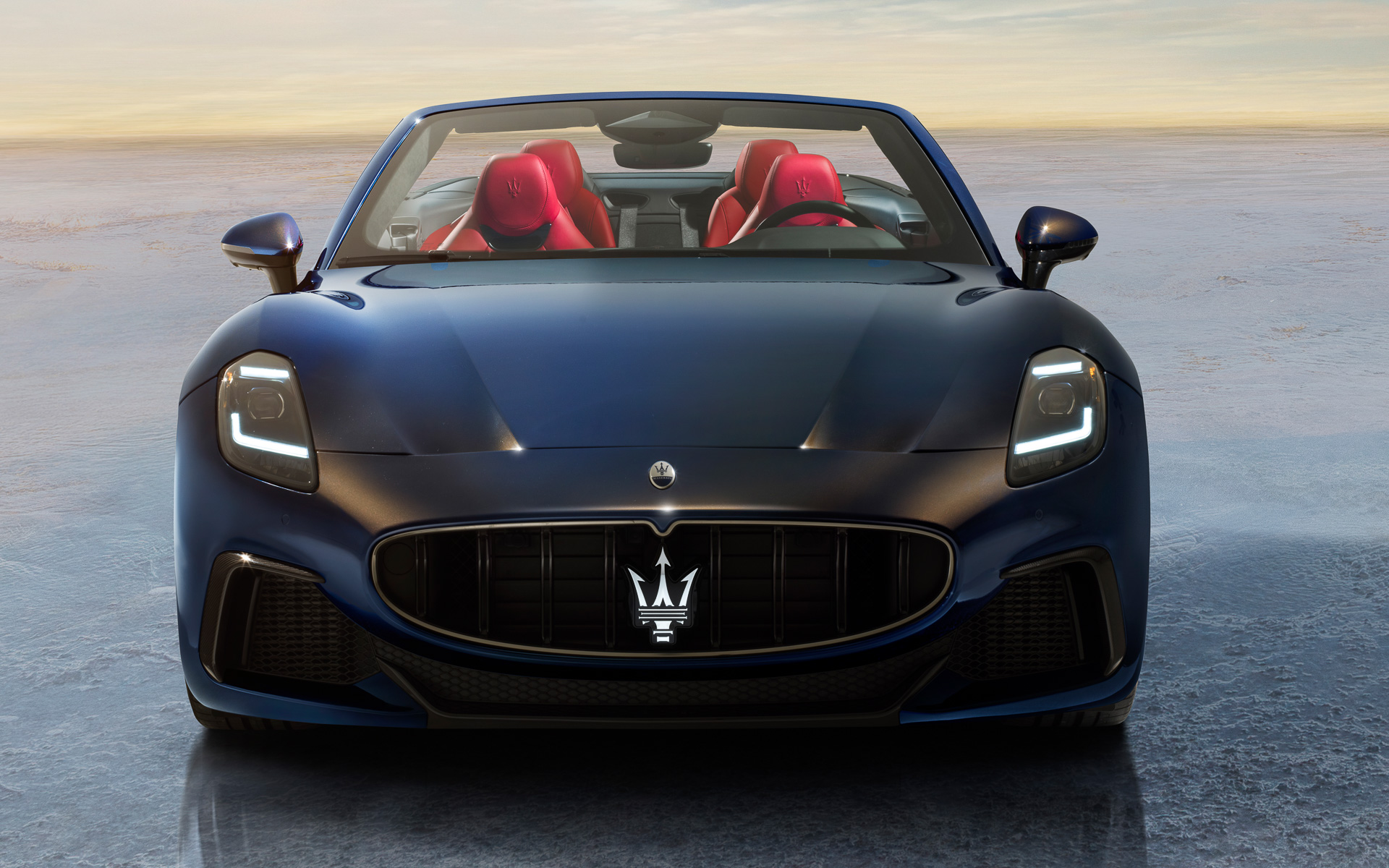 ボディサイズは、4966×2113×1365mm（全長×全幅×全高、全幅はサイドミラー含む）、ホイールベースは2929mm