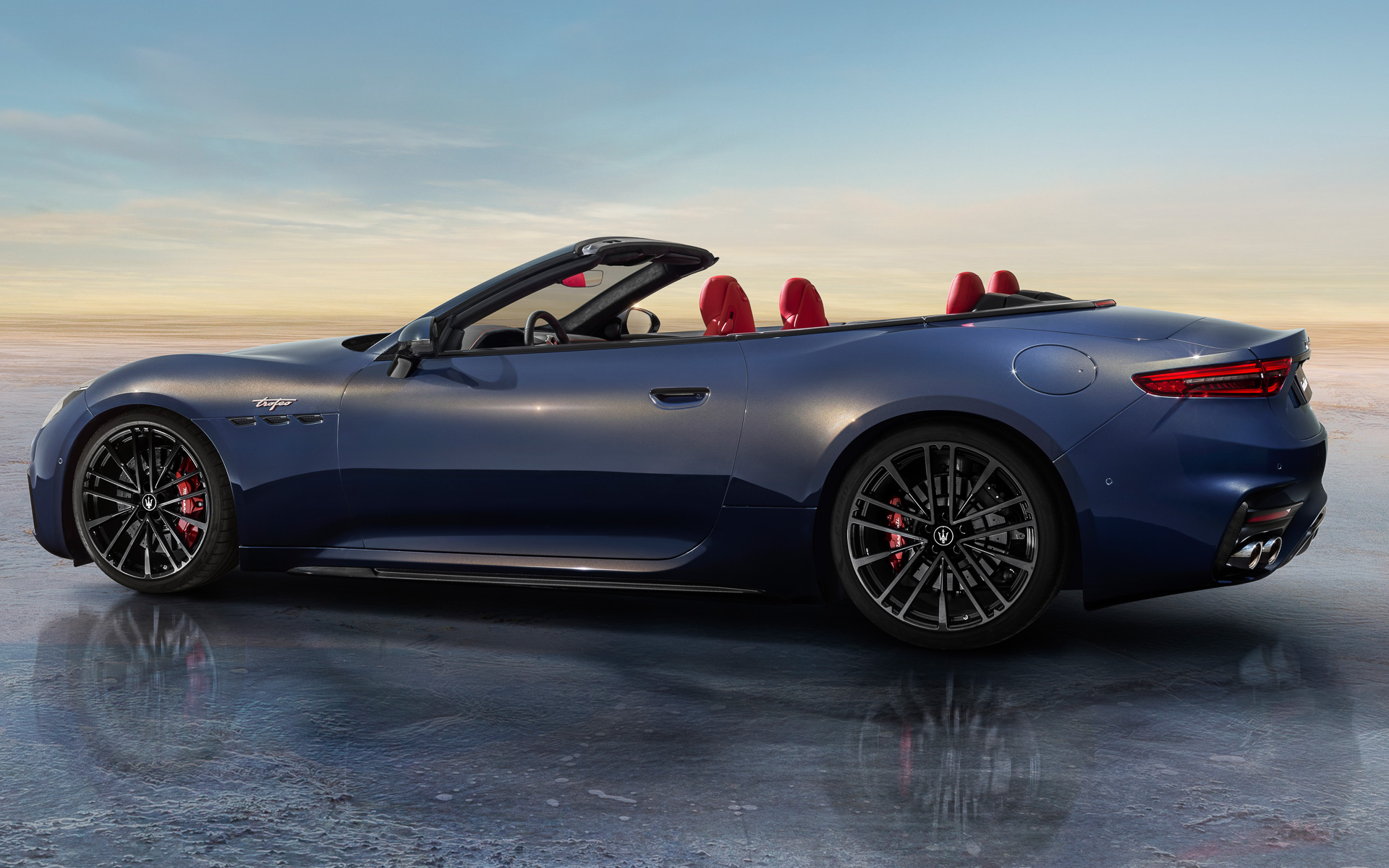 装着タイヤサイズはフロントが265/30ZR20、リアが295/30ZR21