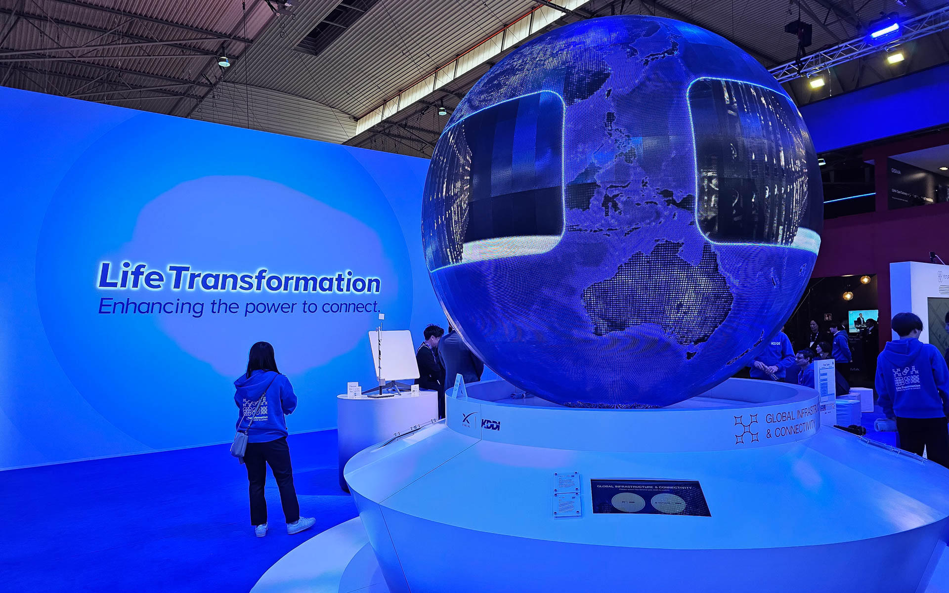 同社のスローガンLife Transformationも会場に登場