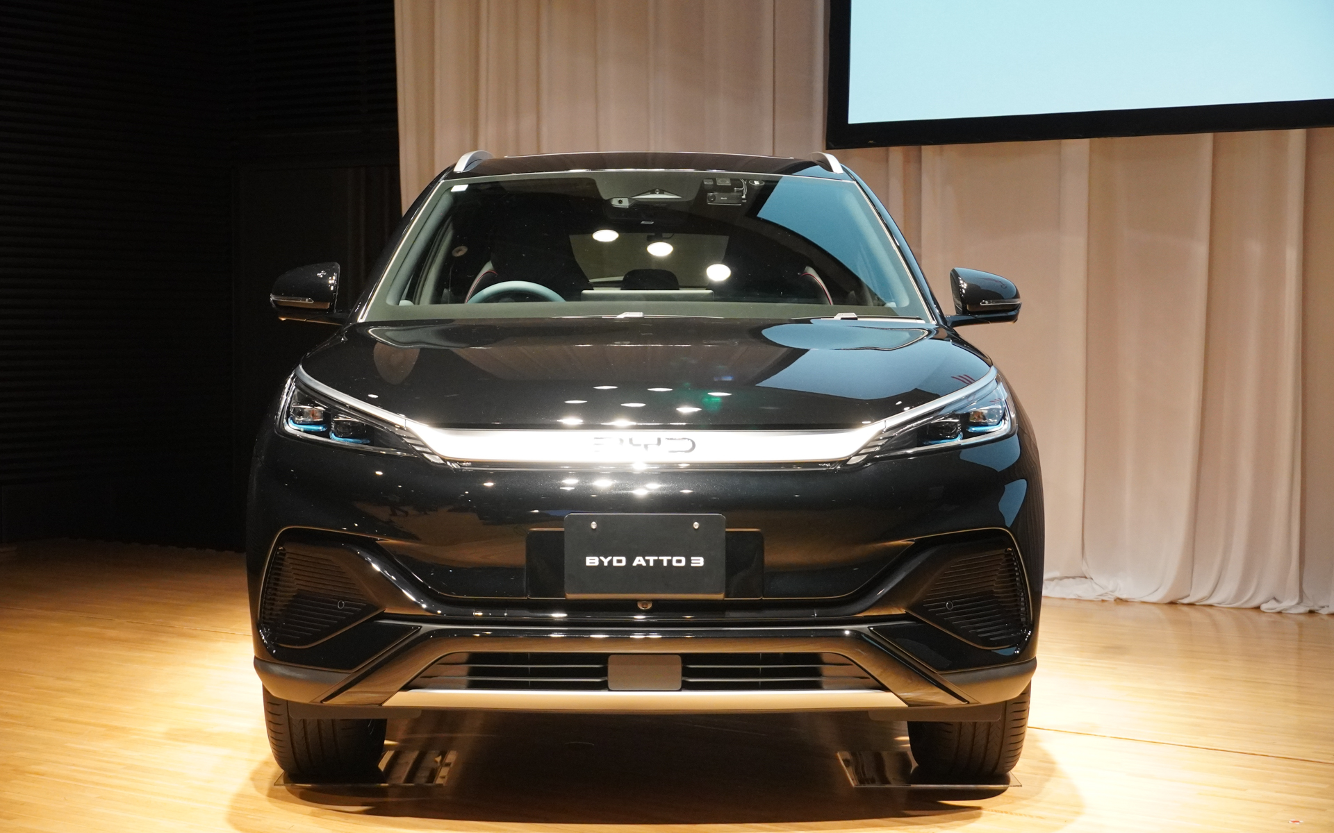 新色「コスモスブラック」のATTO 3