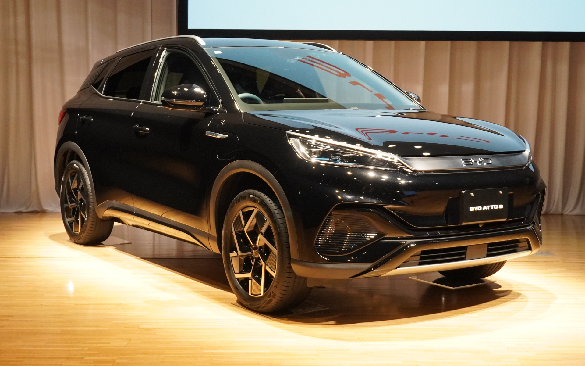 新色「コスモスブラック」のATTO 3