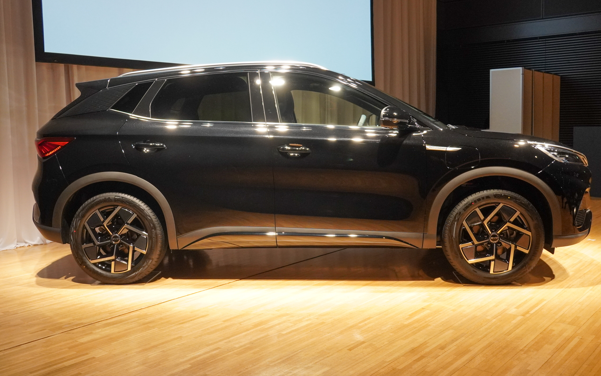 新色「コスモスブラック」のATTO 3