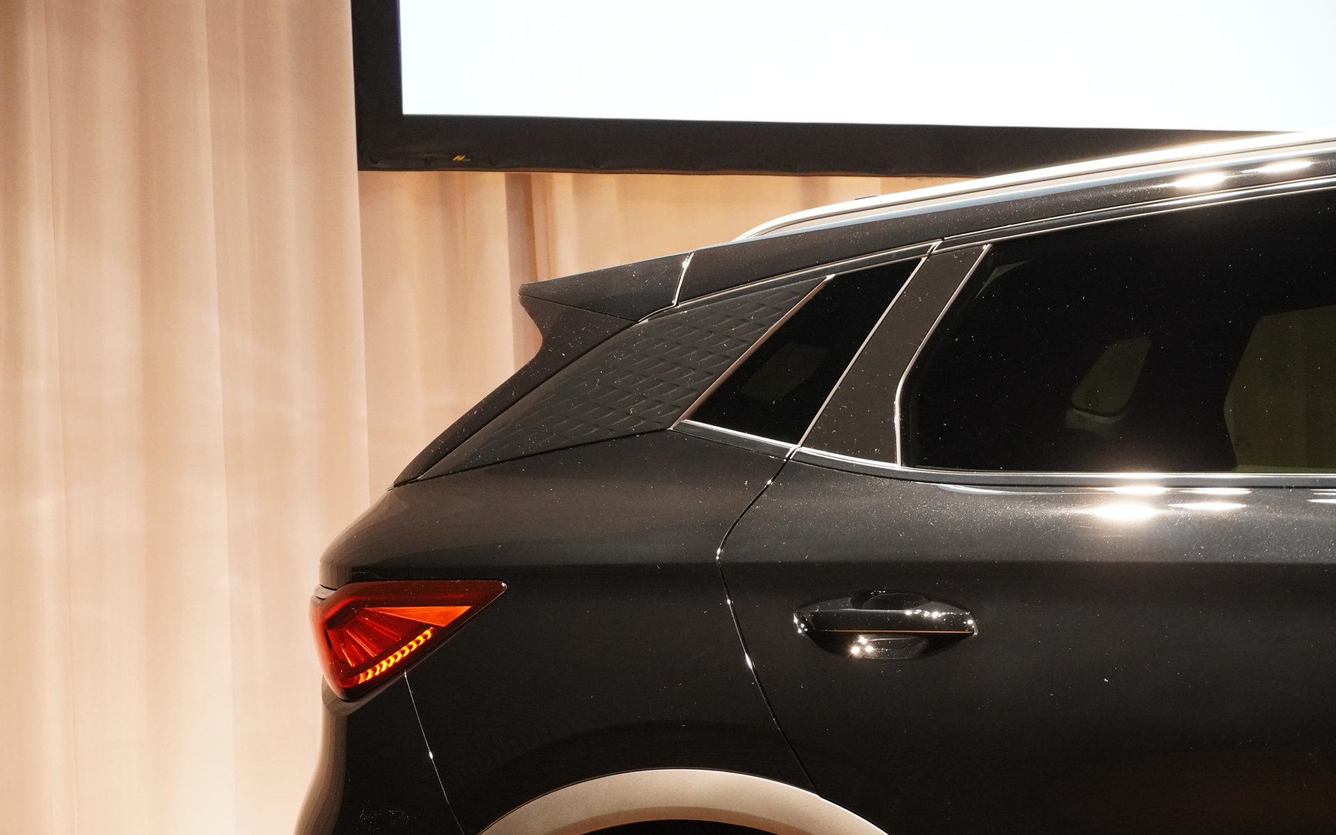 Dピラープレートをブラックに変更