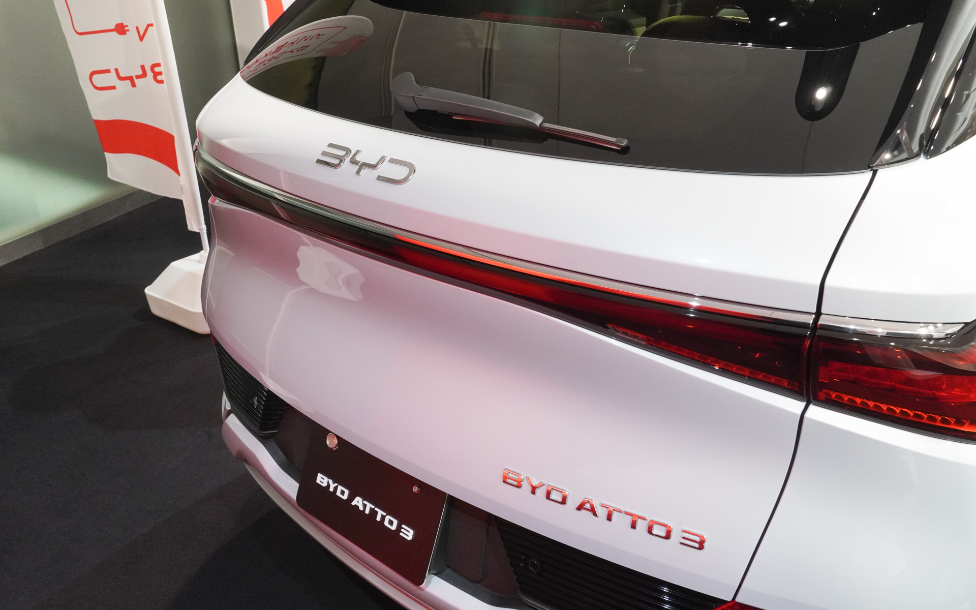 テールゲートのロゴは「Build Your Dreams」から「BYD」へ変更